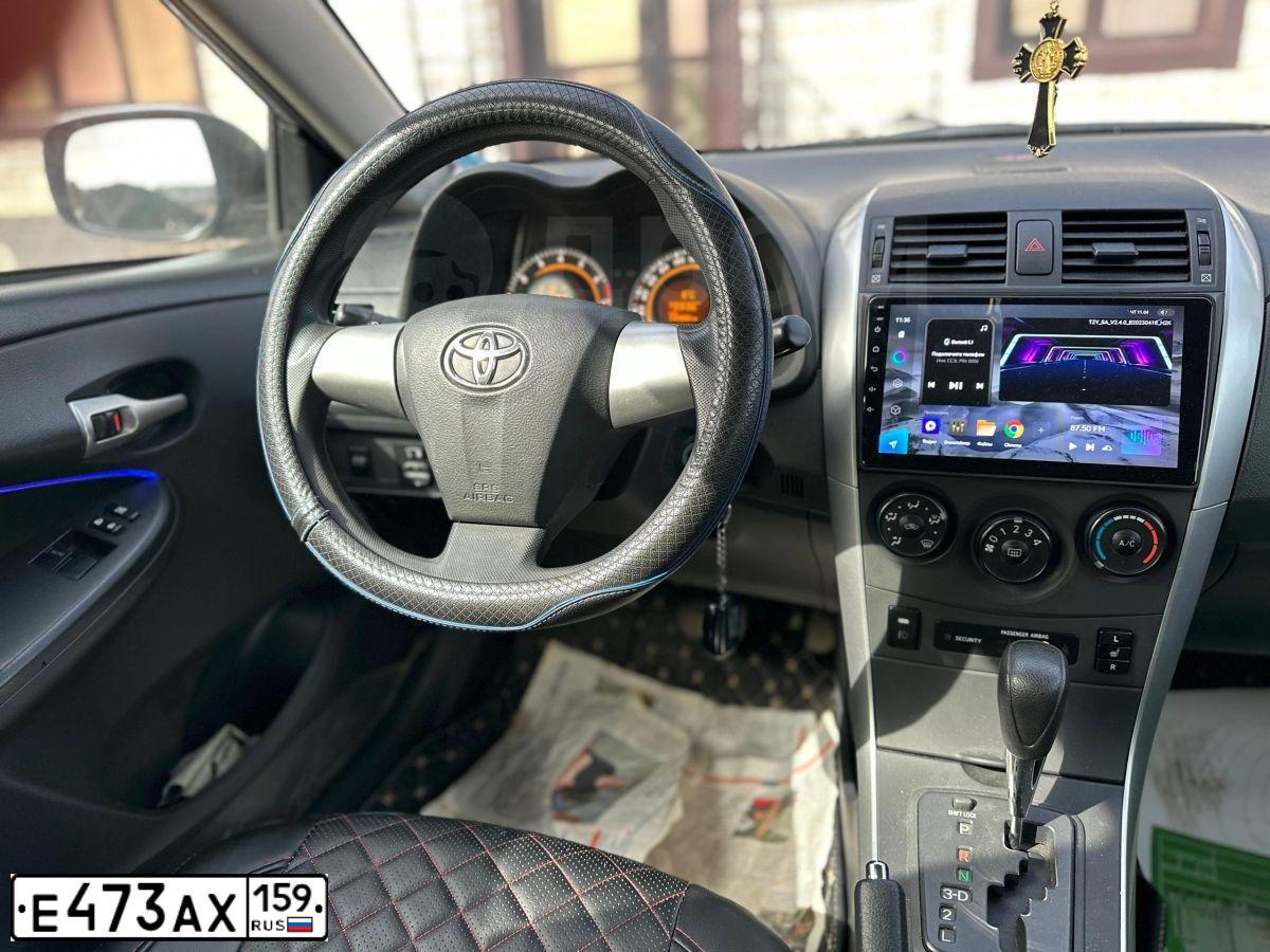 Фото автомобиля TOYOTA COROLLA, 2011 — госномер Е545ОМ51. Цвет: Серебристый