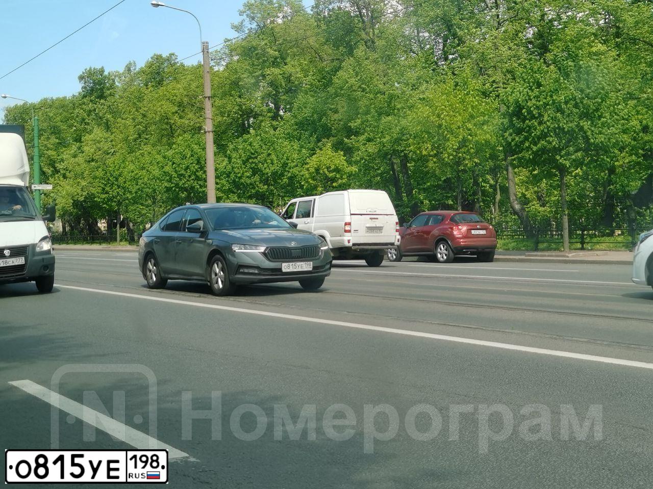 Фото автомобиля SKODA OCTAVIA, 2021 — госномер О815УЕ198. Цвет: СЕРЫЙ