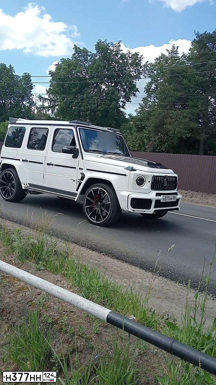 Фото автомобиля BENTLEY BENTAYGA, 2016 — госномер Н377НН124. Цвет: ТЕМНО-СИНИЙ