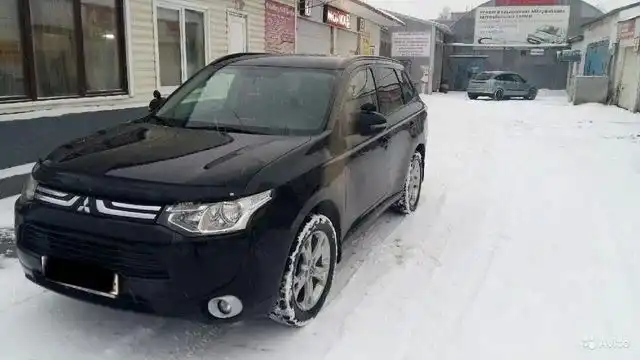 Фото автомобиля MITSUBISHI OUTLANDER, 2013 — госномер М484НА154. Цвет: ЧЕРНЫЙ