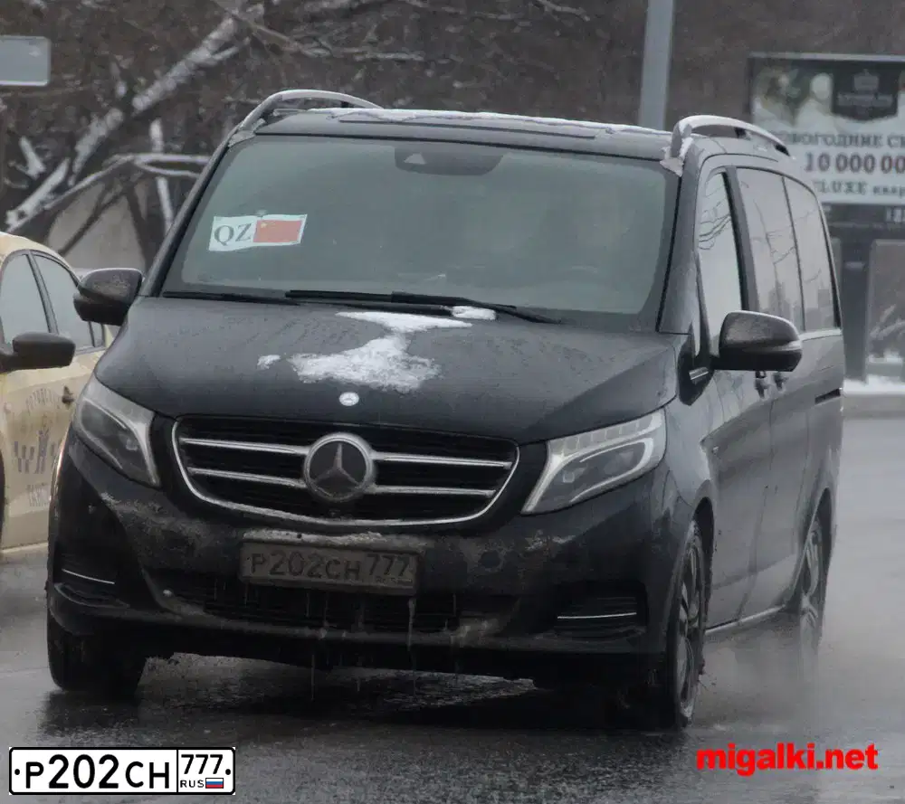 Фото автомобиля MERCEDES V-KLASSE, 2014 — госномер Р202СН777. Цвет: Коричневый
