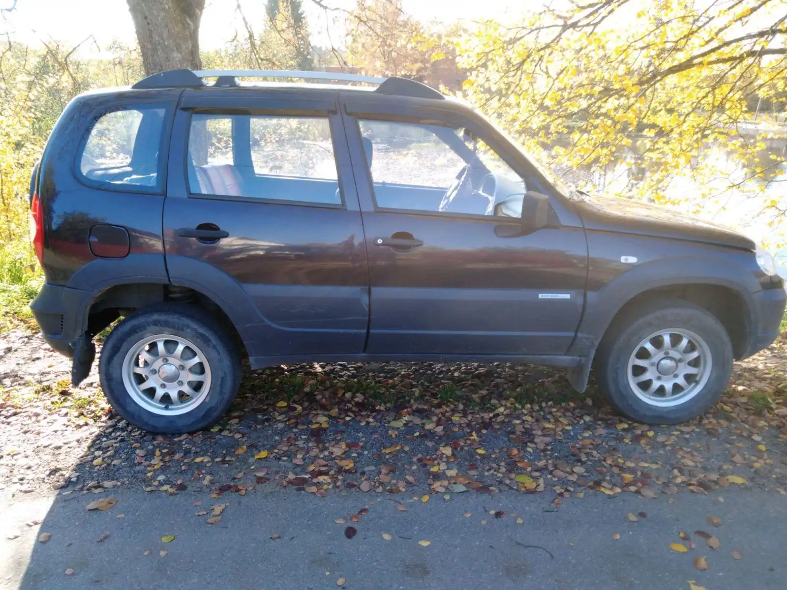 Фото автомобиля CHEVROLET NIVA, 2011 — госномер Х292СС47. Цвет: ТЕМНО-КОРИЧНЕВЫЙ МЕТАЛЛ