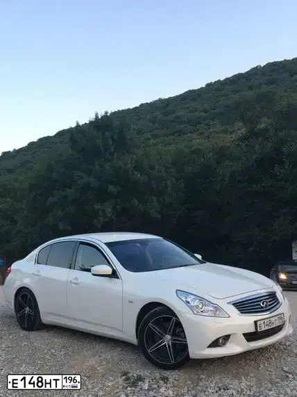 Фото автомобиля INFINITI G, 2012 — госномер В268ТК186. Цвет: Белый
