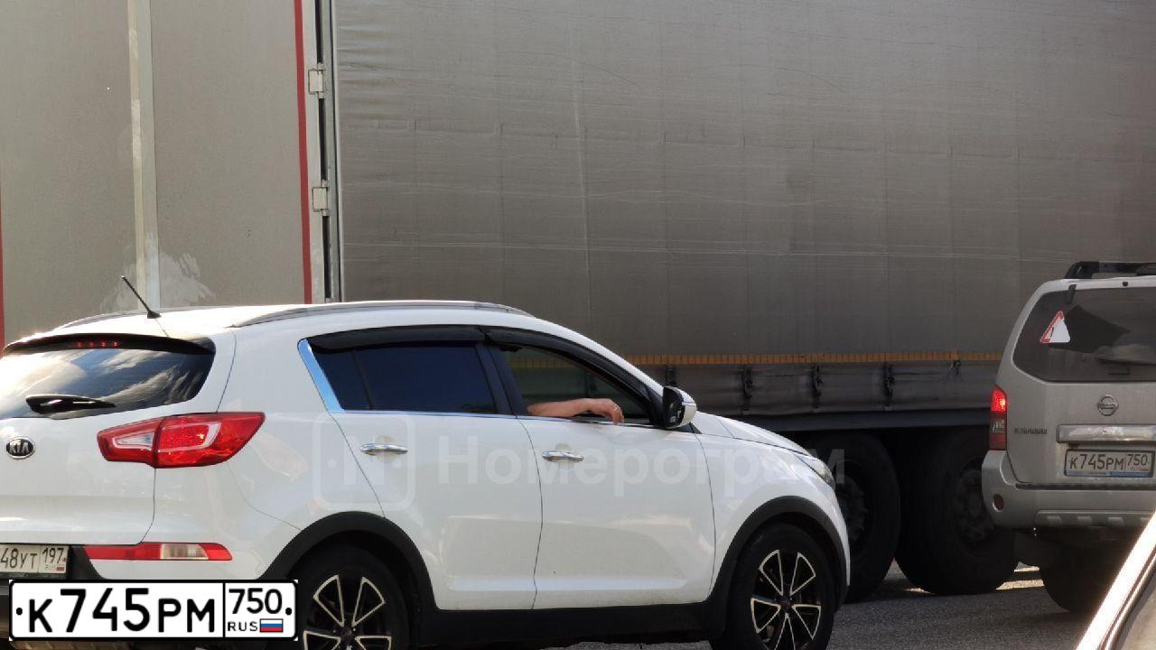 Фото автомобиля NISSAN PATHFINDER, 2011 — госномер К745РМ750. Цвет: серебристый