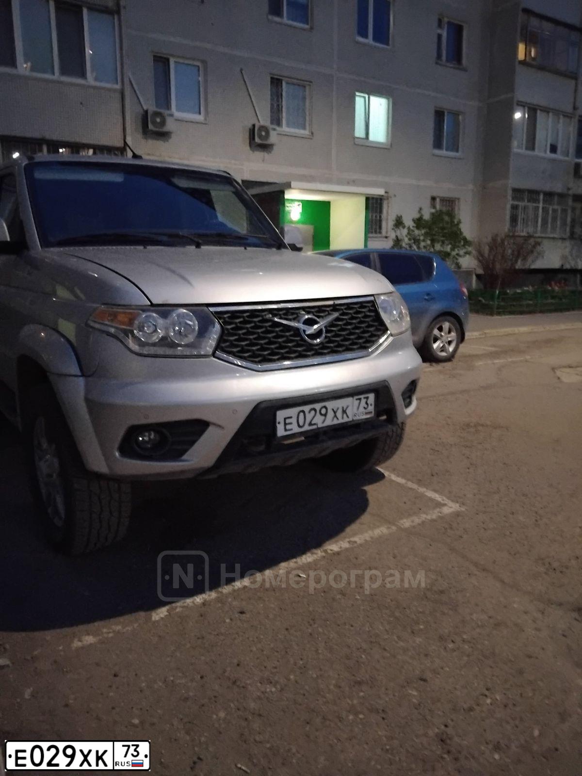 Фото автомобиля UAZ 3163 PATRIOT, 2017 — госномер Е029ХК73. Цвет: СЕРЕБРИСТЫЙ МЕТАЛЛИК