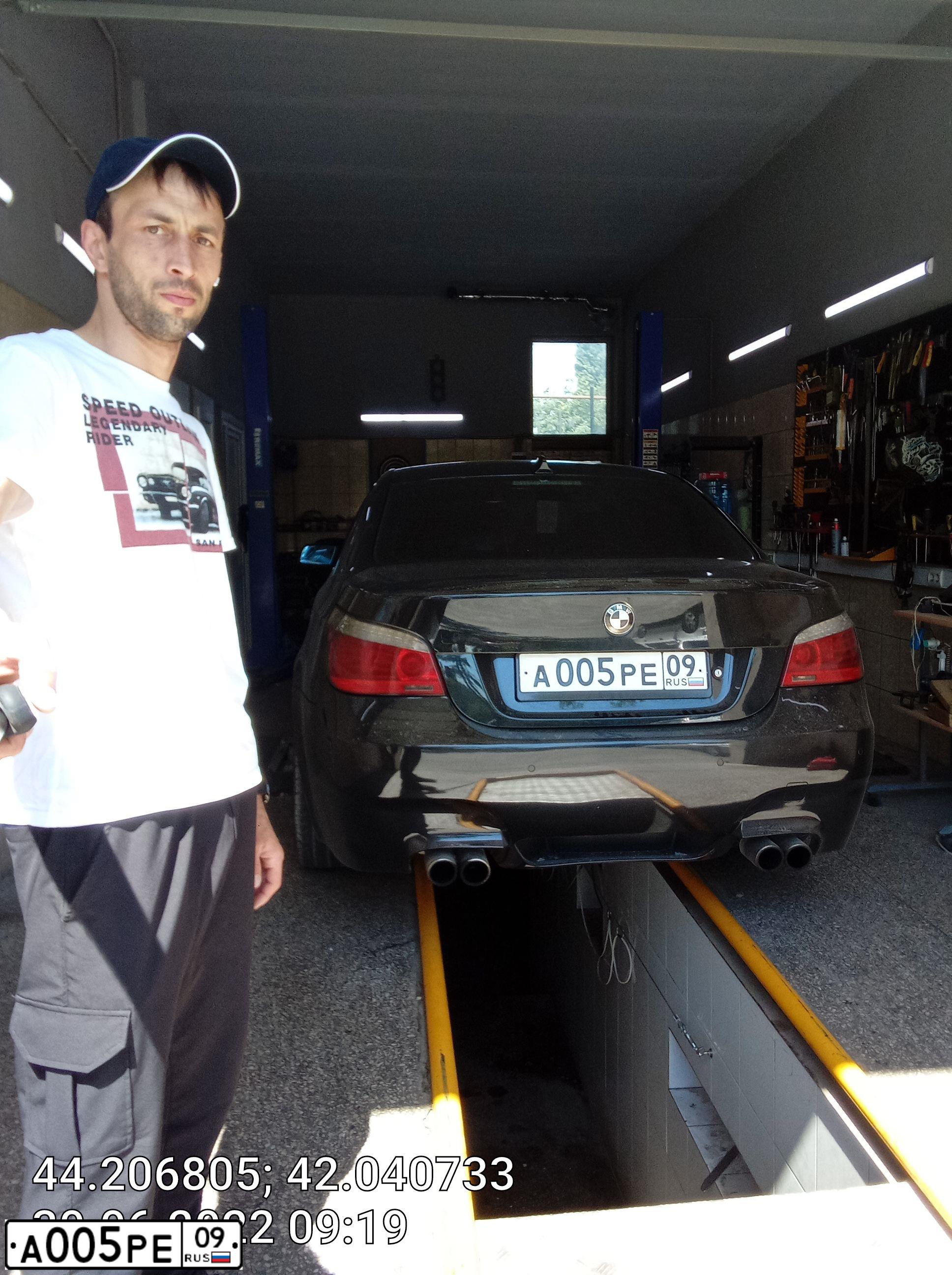 Фото автомобиля BMW SERIE 3, 2011 — госномер Р702ВС126. Цвет: Белый