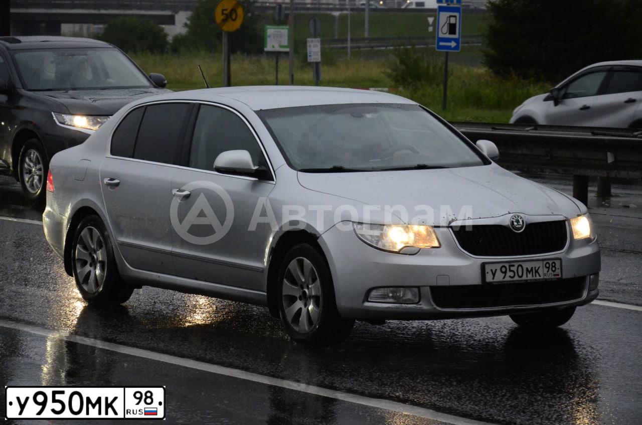 Фото автомобиля SKODA SUPERB, 2008 — госномер У950МК98. Цвет: Серебристый