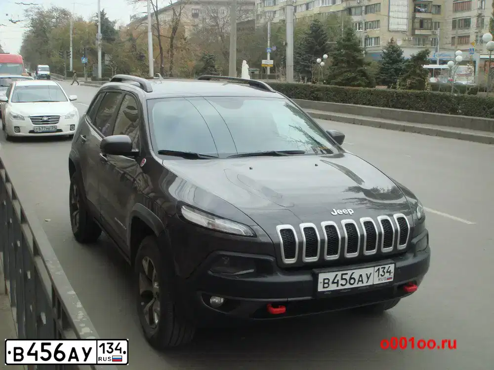 Фото автомобиля JEEP CHEROKEE, 2014 — госномер Н617РС777. Цвет: СЕРЫЙ
