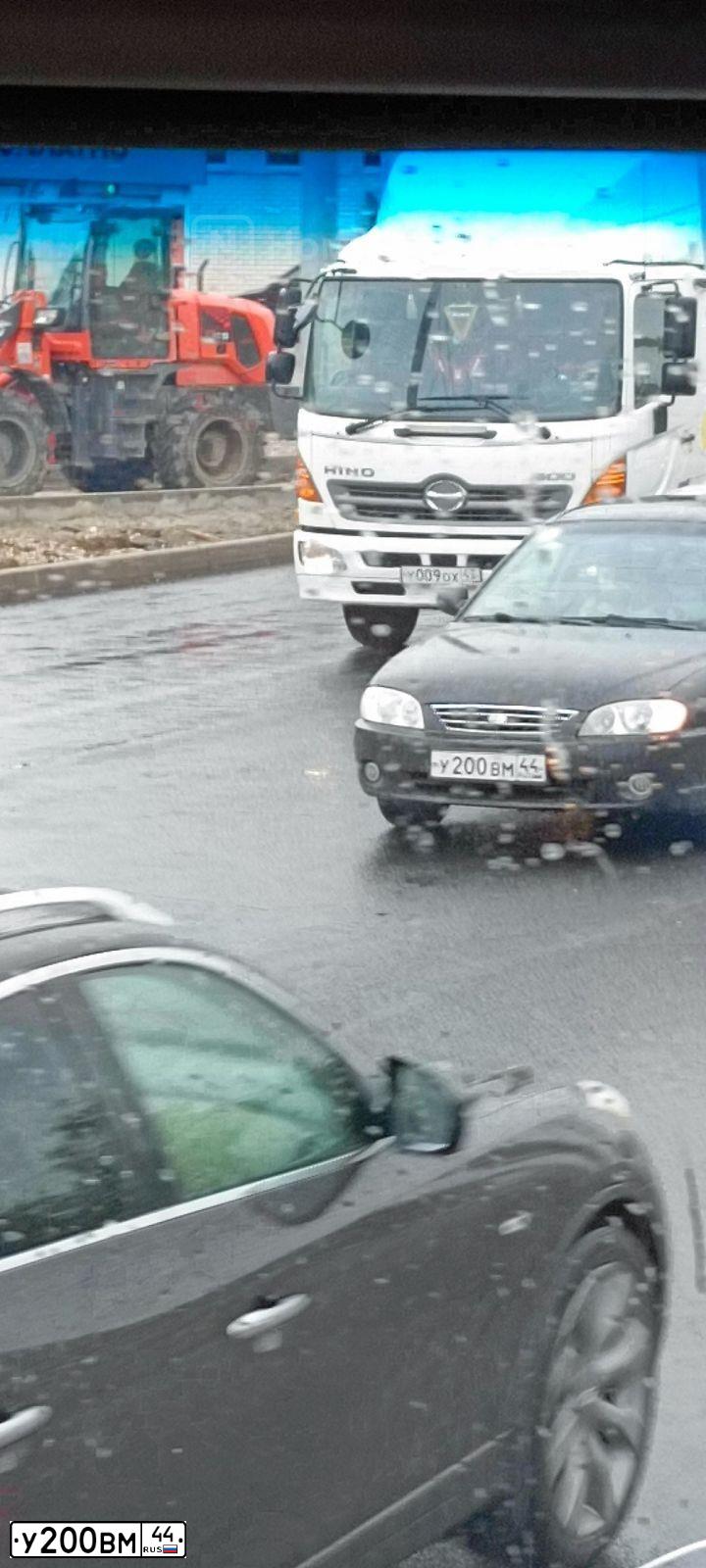 Фото автомобиля KIA SPECTRA, 2007 — госномер У200ВМ44. Цвет: ЧЕРНЫЙ