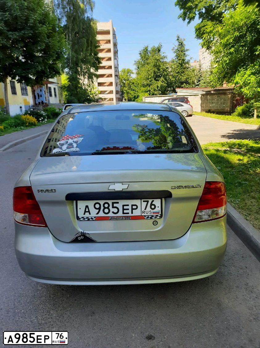 Фото автомобиля CHEVROLET AVEO, 2004 — госномер А985ЕР76. Цвет: СЕРЫЙ