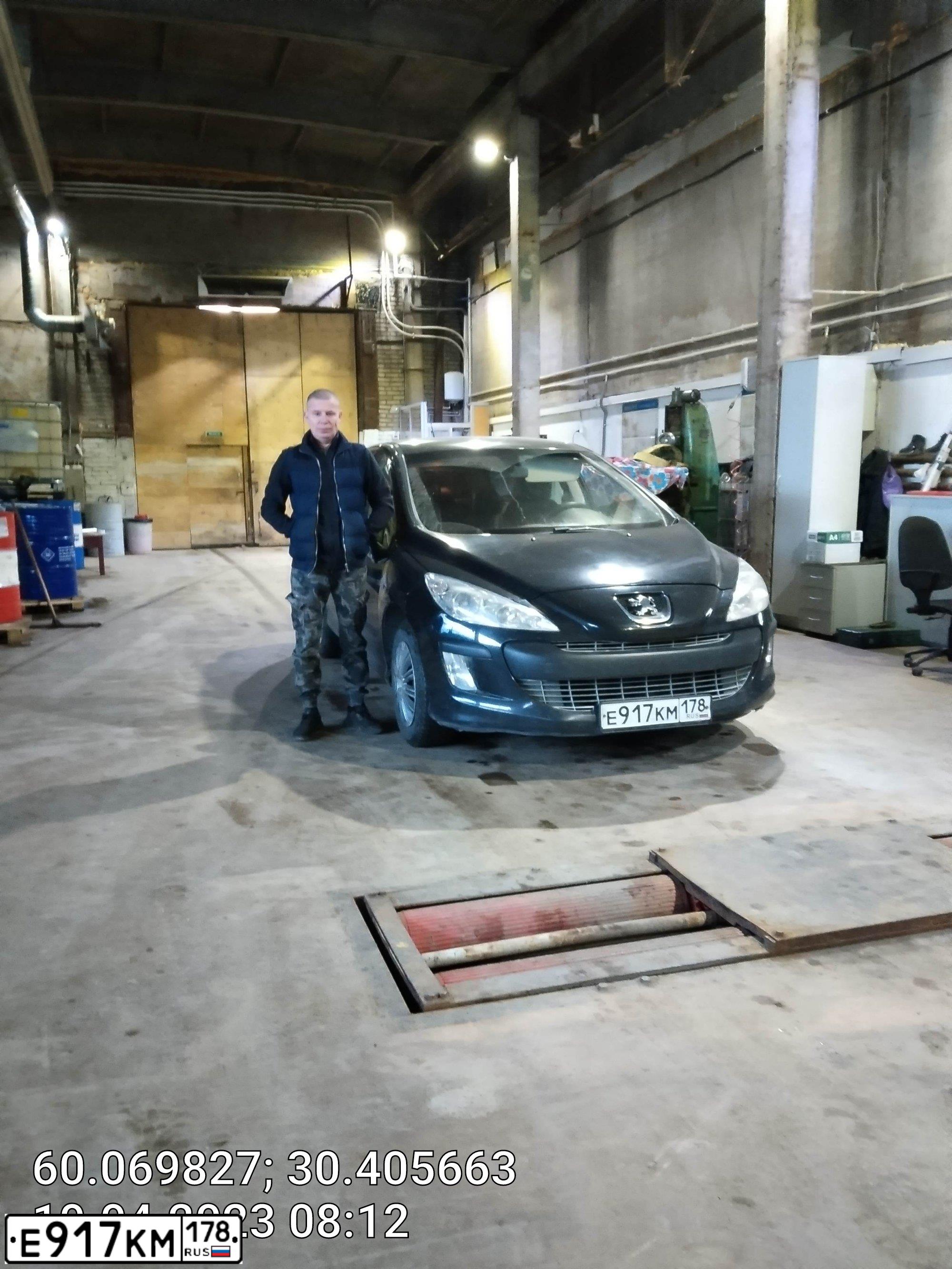 Фото автомобиля PEUGEOT 308, 2011 — госномер Т325ЕМ39. Цвет: ЧЕРНЫЙ
