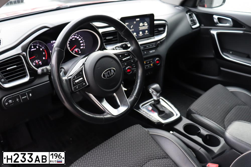Фото автомобиля KIA CEE'D, 2018 — госномер Н233АВ196. Цвет: КРАСНЫЙ