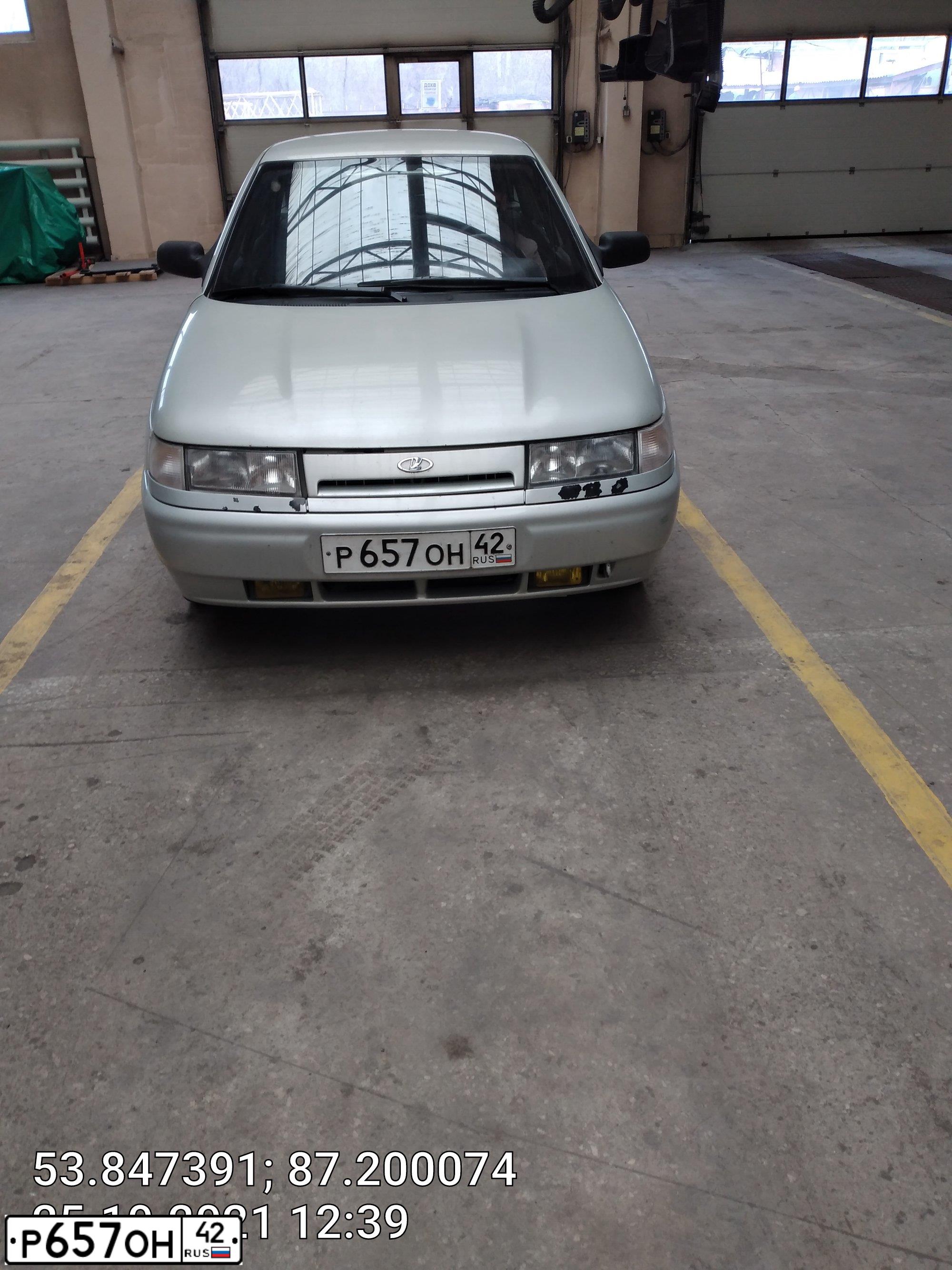 Фото автомобиля LADA 2112, 2005 — госномер Р657ОН42. Цвет: МОЛОЧНО-БЕЛЫЙ СЕРЕБРИСТЫЙ