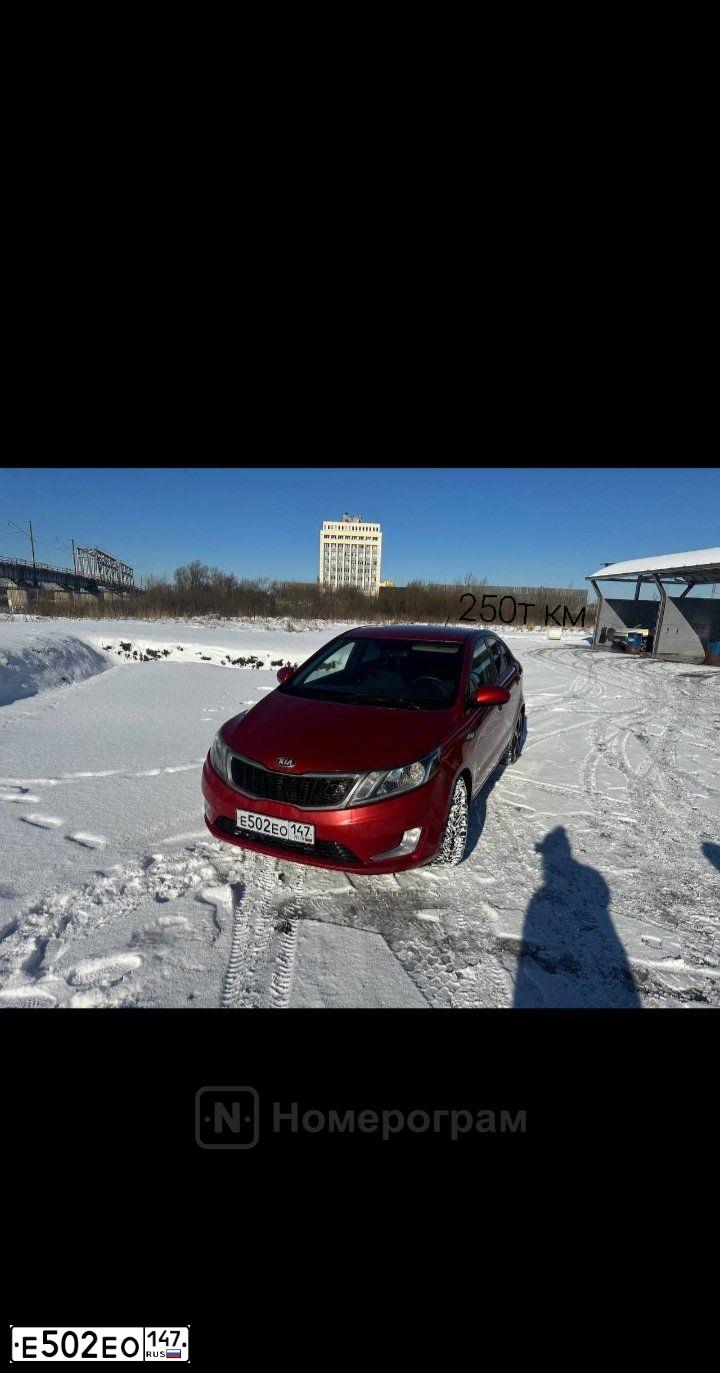 Фото автомобиля KIA RIO, 2013 — госномер У010ЕУ198. Цвет: Красный