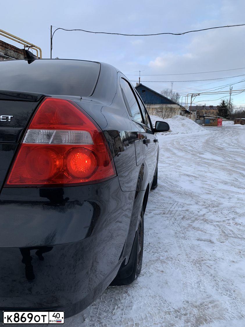 Фото автомобиля CHEVROLET AVEO, 2008 — госномер К869ОТ40. Цвет: ЧЕРНЫЙ