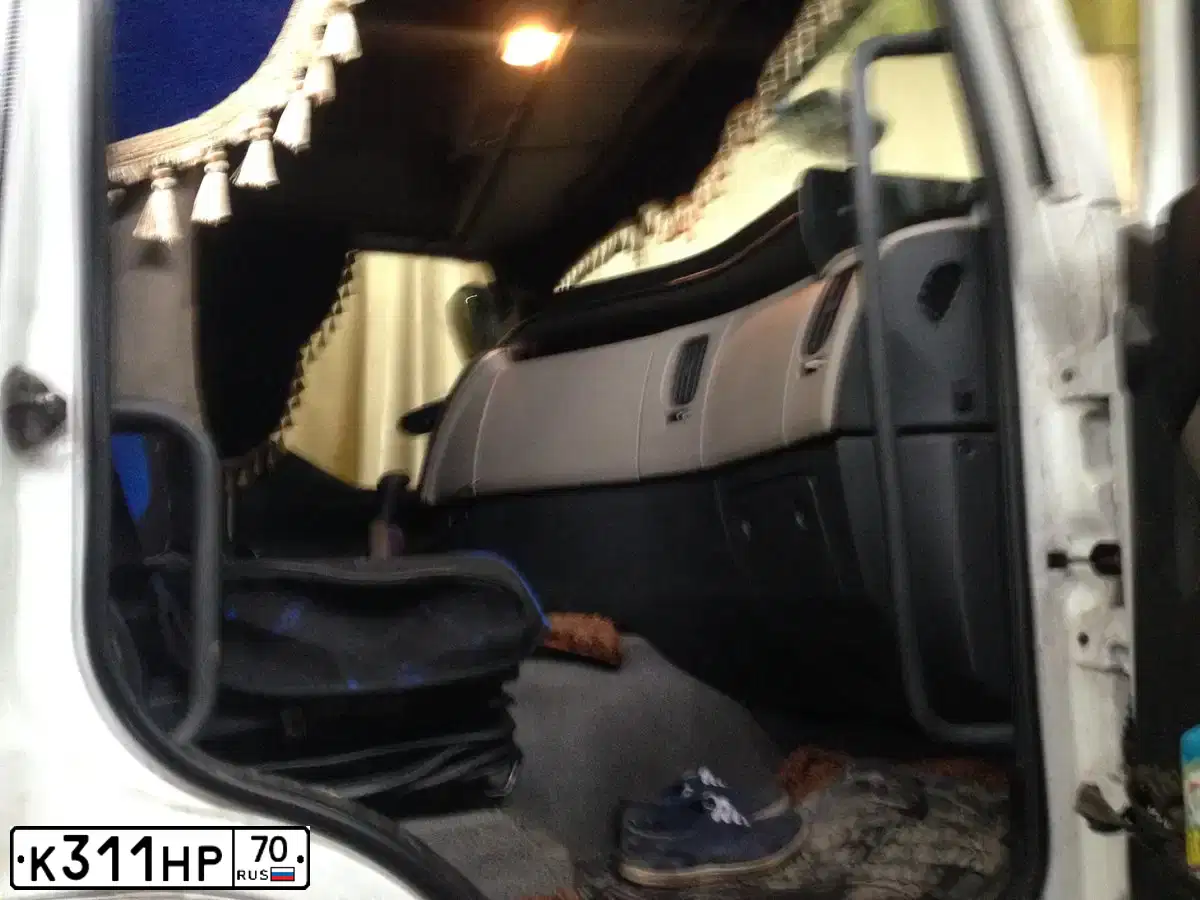 Фото автомобиля RENAULT PREMIUM, 2012 — госномер К311НР70. Цвет: БЕЛЫЙ