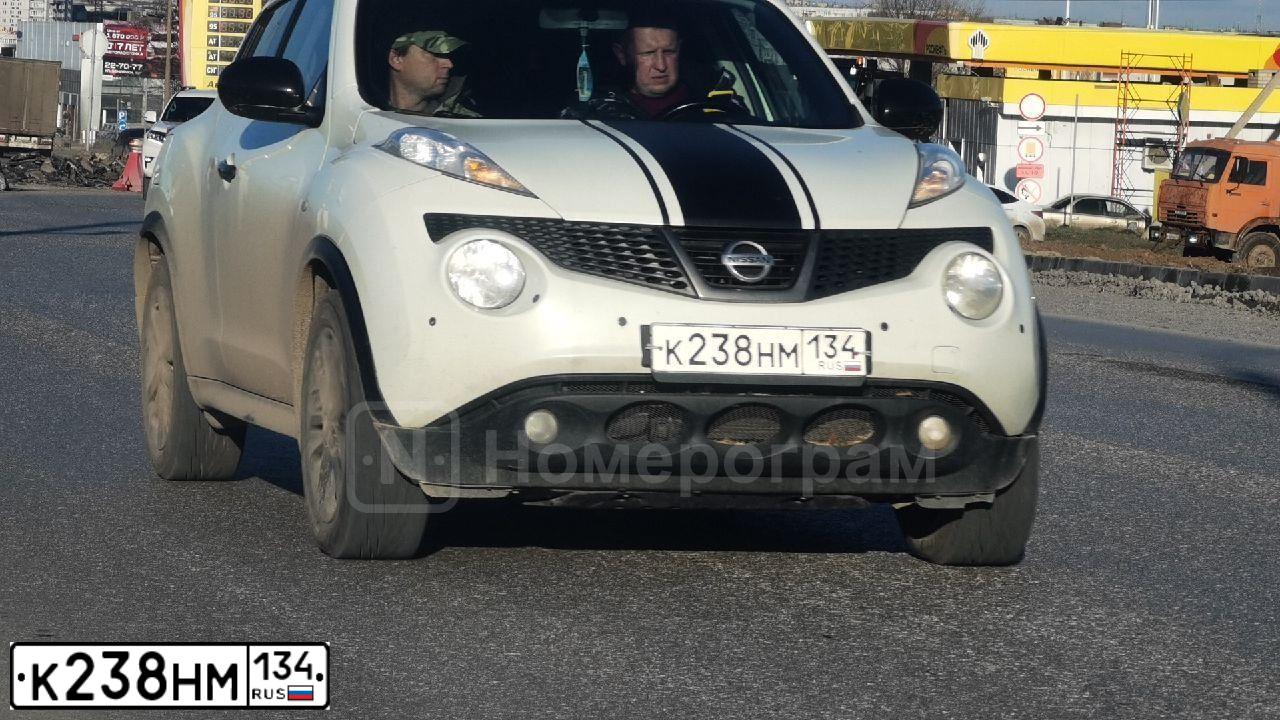 Фото автомобиля NISSAN JUKE, 2011 — госномер К238НМ134. Цвет: Белый