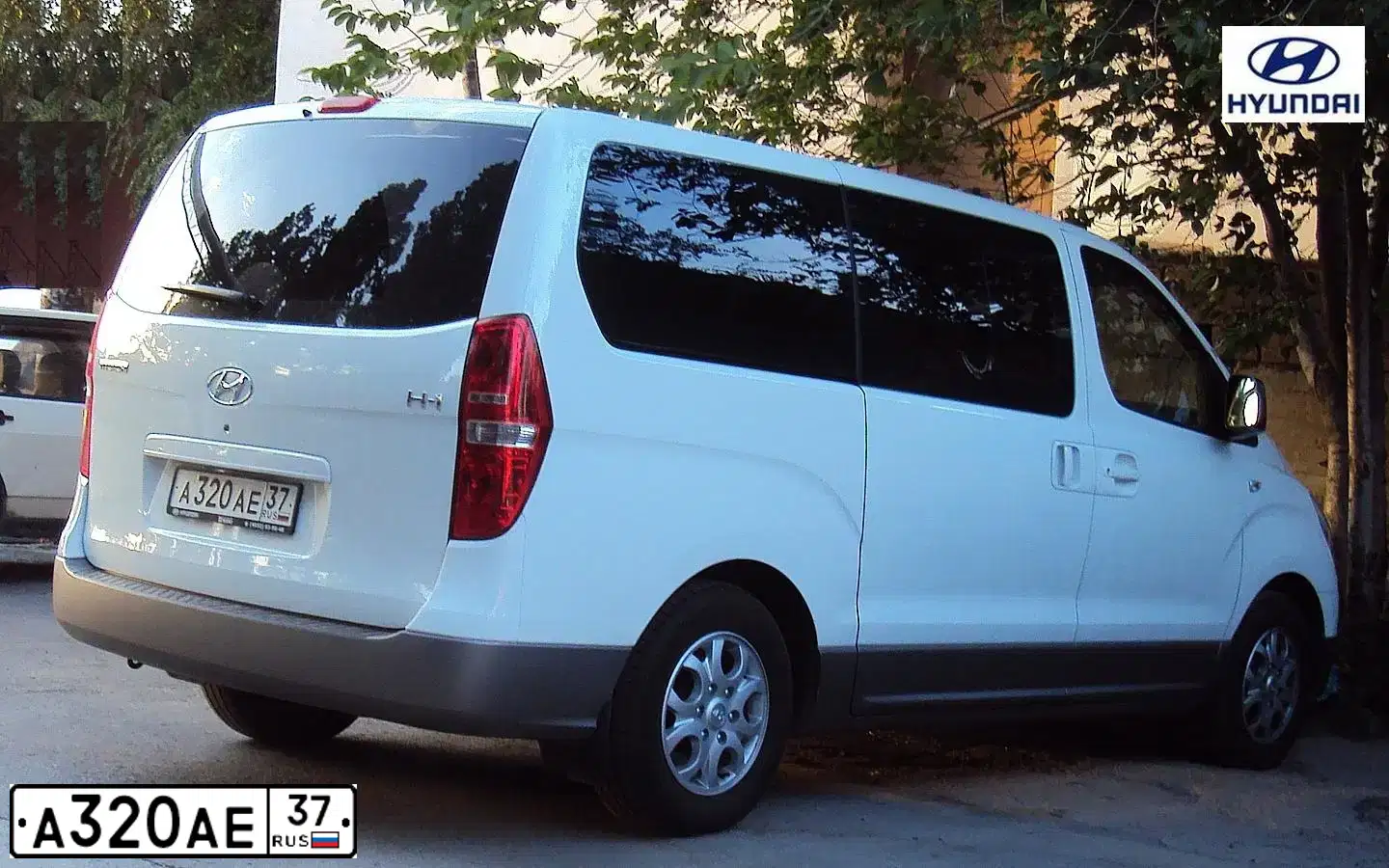 Фото автомобиля HYUNDAI H 1/H 100/STAREX, 2012 — госномер А320АЕ37. Цвет: БЕЛЫЙ