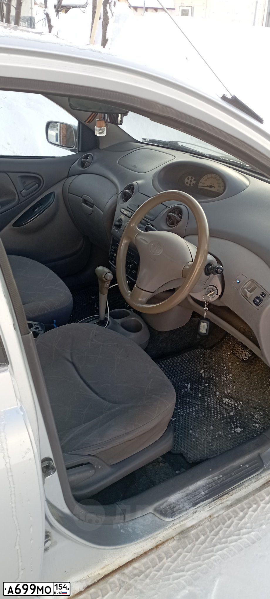 Фото автомобиля ТОЙОТА ПЛАТЦ ТОЙОТА ПЛАТЦ, 2000 — госномер А699МО154. Цвет: Серый