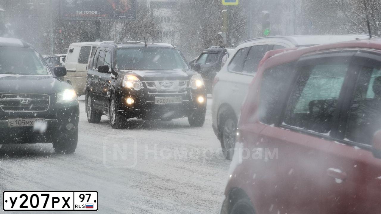 Фото автомобиля HYUNDAI GETZ, 2004 — госномер О242НА199. Цвет: СЕРЕБРИСТЫЙ