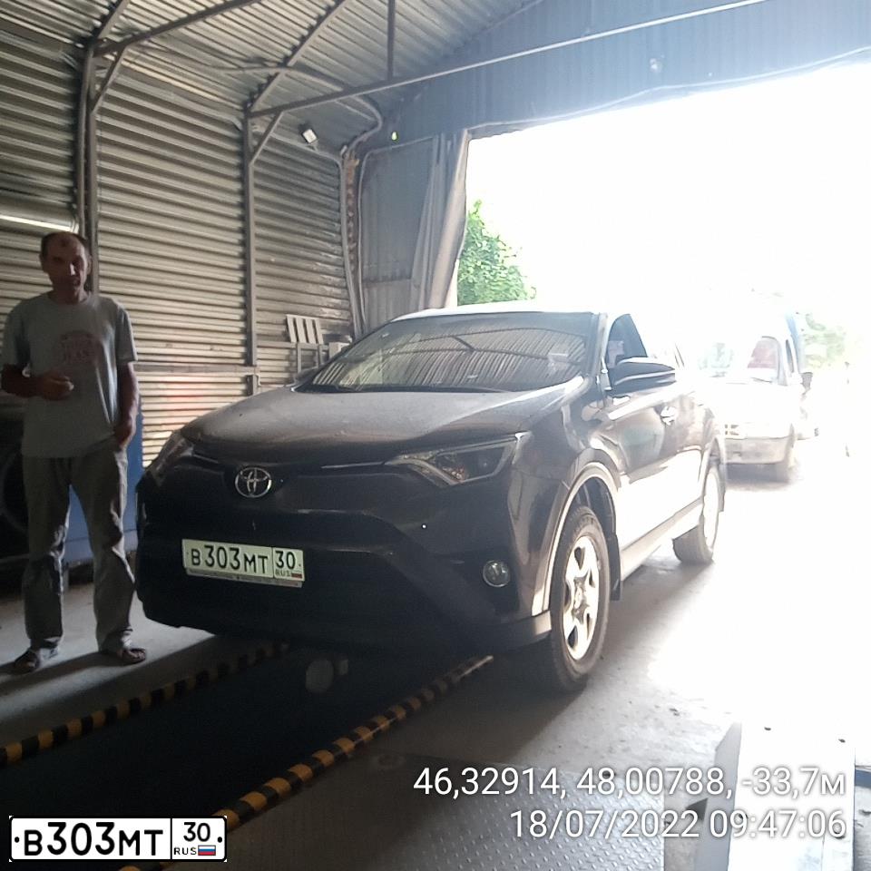 Фото автомобиля TOYOTA RAV4, 2018 — госномер В303МТ30. Цвет: Серо-коричневый металлик