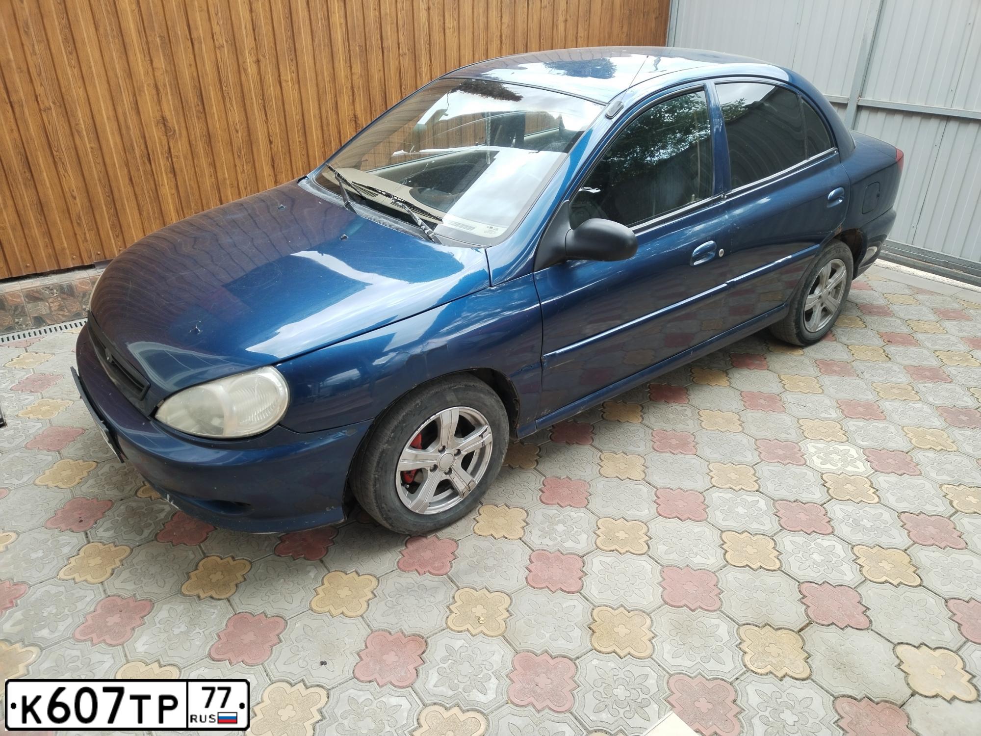 Фото автомобиля KIA RIO, 2001 — госномер К607ТР77. Цвет: синий