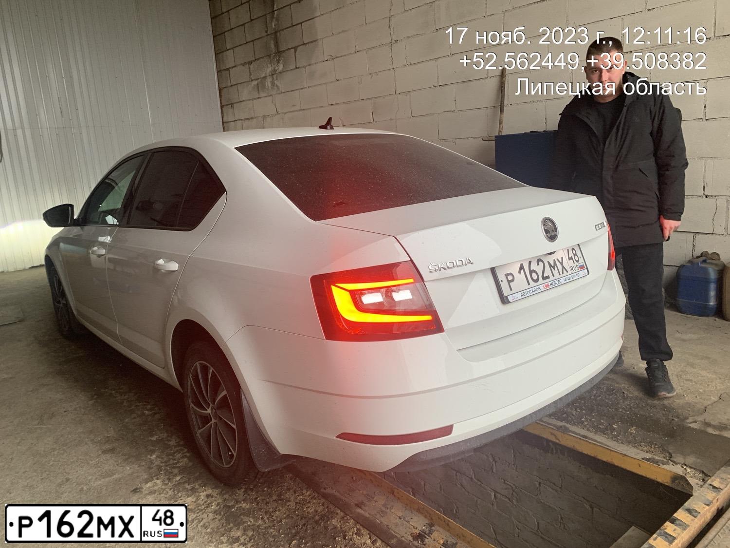 Фото автомобиля SKODA OCTAVIA, 2017 — госномер Р013НА48. Цвет: Белый