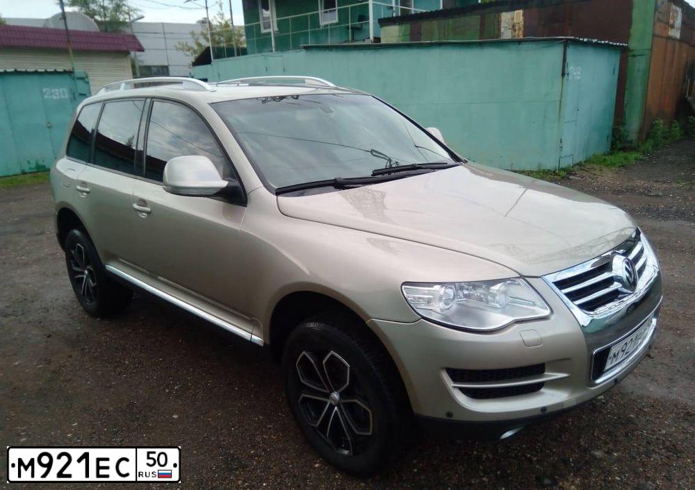 Фото автомобиля VOLKSWAGEN TOUAREG, 2003 — госномер С684КМ799. Цвет: БЕЖЕВЫЙ