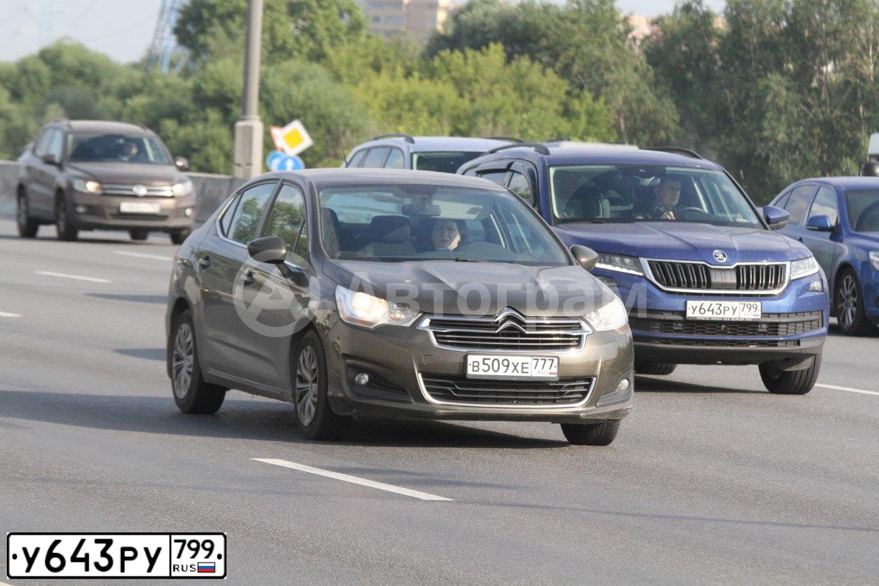 Фото автомобиля SKODA KODIAQ, 2020 — госномер У643РУ799. Цвет: синий