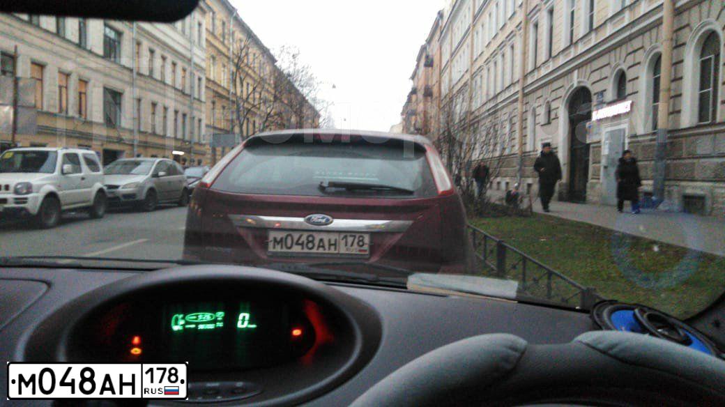 Фото автомобиля FORD FOCUS, 2008 — госномер М048АН178. Цвет: ВИШНЕВЫЙ