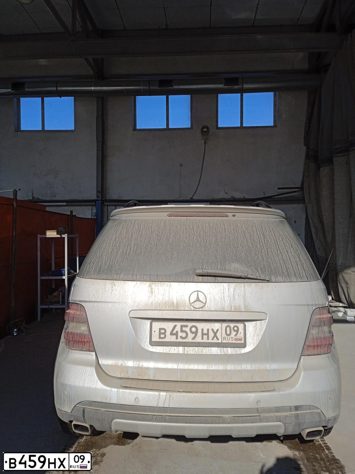 Фото автомобиля MERCEDES M-KLASSE, 2005 — госномер В459НХ09. Цвет: Серебристый