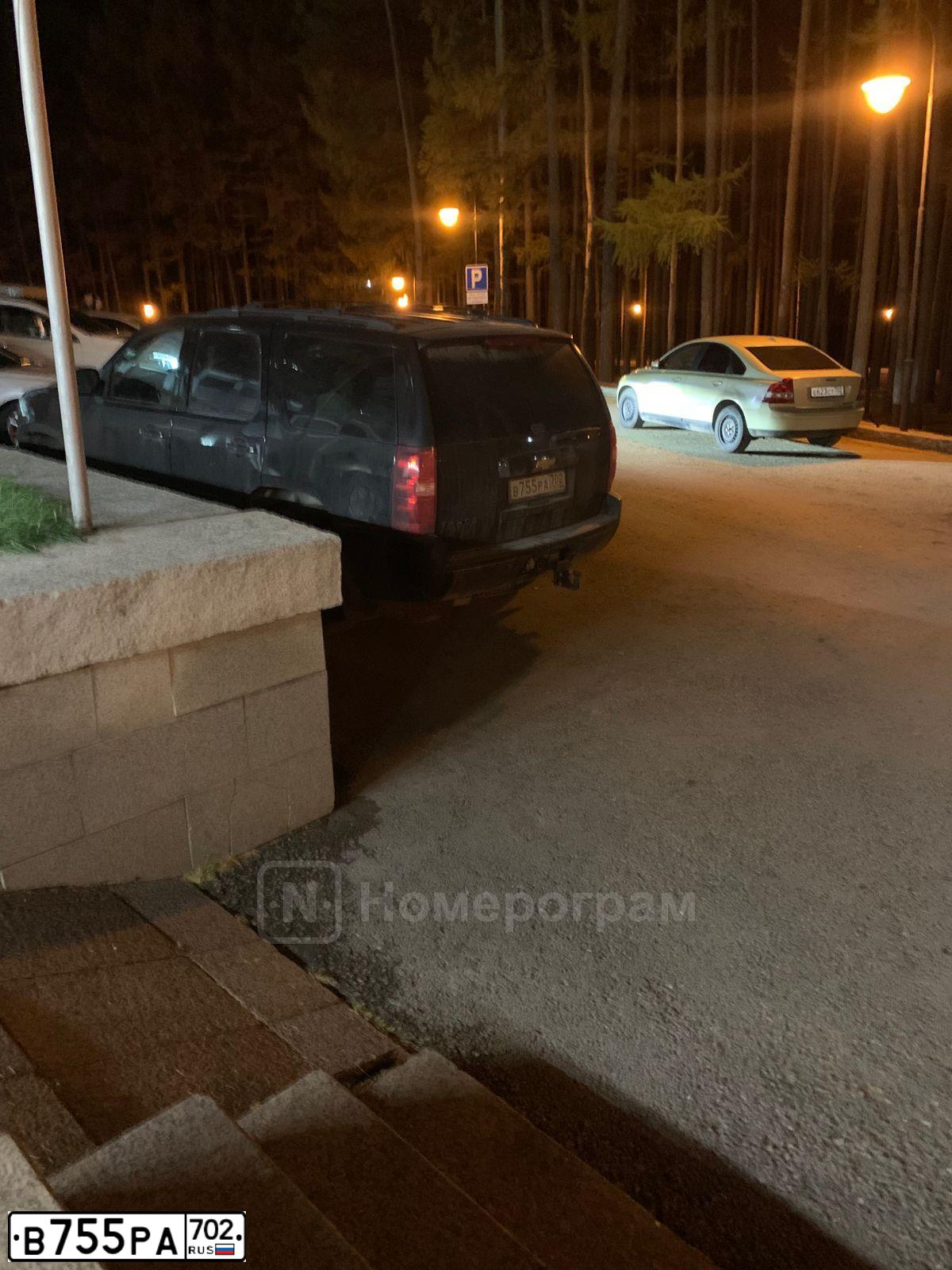 Фото автомобиля CHEVROLET TAHOE, 2012 — госномер В755РА702. Цвет: ЧЕРНЫЙ
