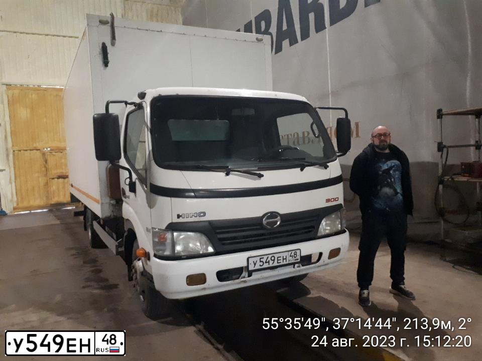 Фото автомобиля HINO 300-SERIE, 2011 — госномер У549ЕН48. Цвет: Белый