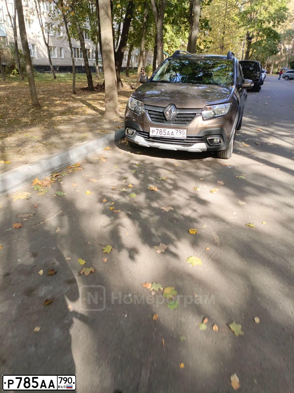 Фото автомобиля RENAULT SANDERO, 2020 — госномер Р785АА790. Цвет: Коричневый
