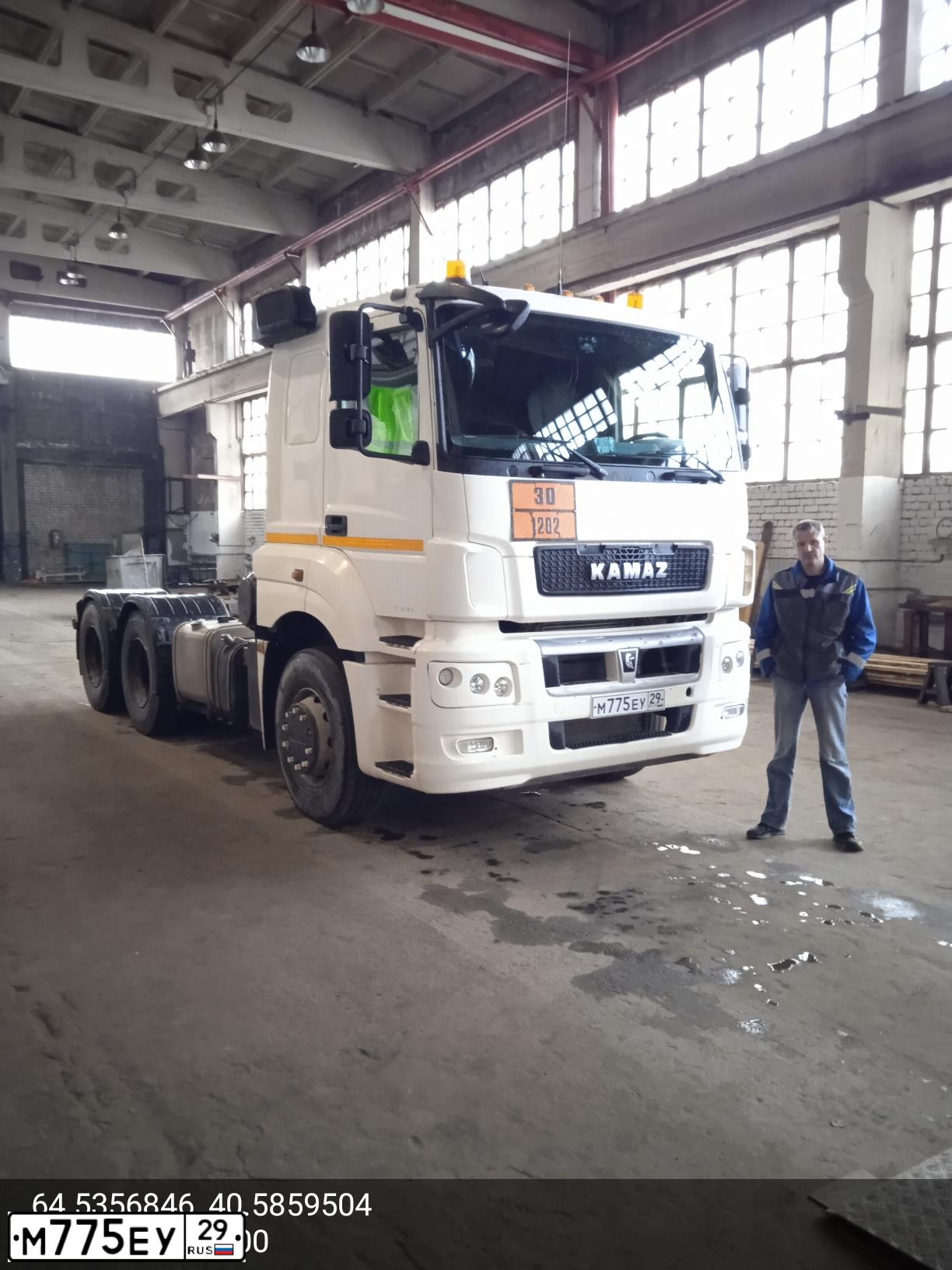 Фото автомобиля KAMAZ 6520, 2015 — госномер М775ЕУ29. Цвет: БЕЛЫЙ
