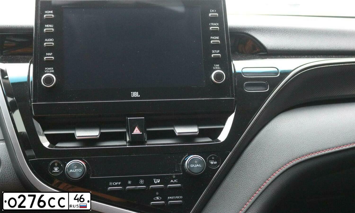 Фото автомобиля TOYOTA CAMRY, 2021 — госномер М693ХК33. Цвет: БЕЛЫЙ ЧЕРНЫЙ
