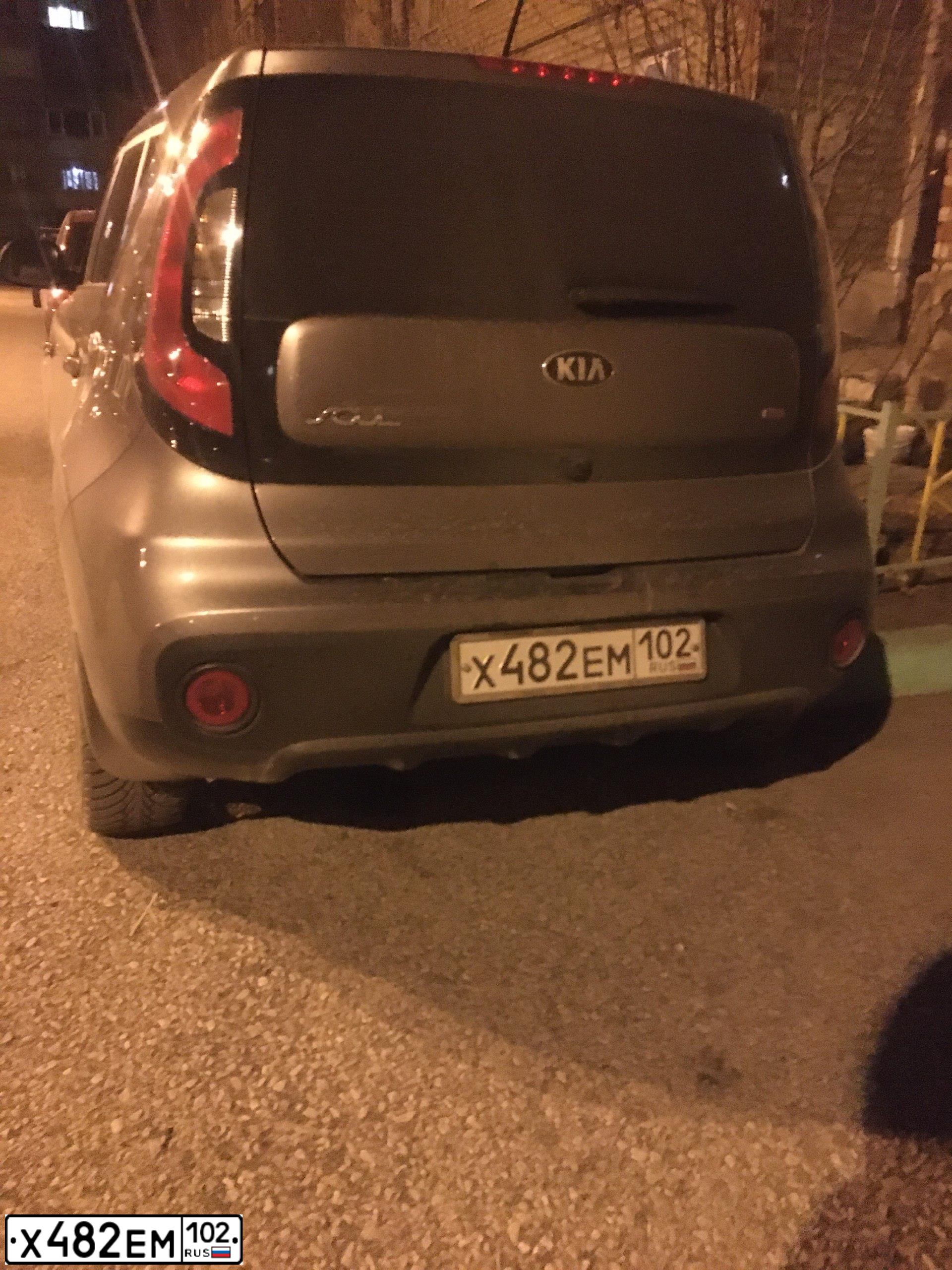 Фото автомобиля KIA SOUL, 2018 — госномер Х482ЕМ102. Цвет: ПЕРЛАМ-СЕРЕБРИСТЫЙ