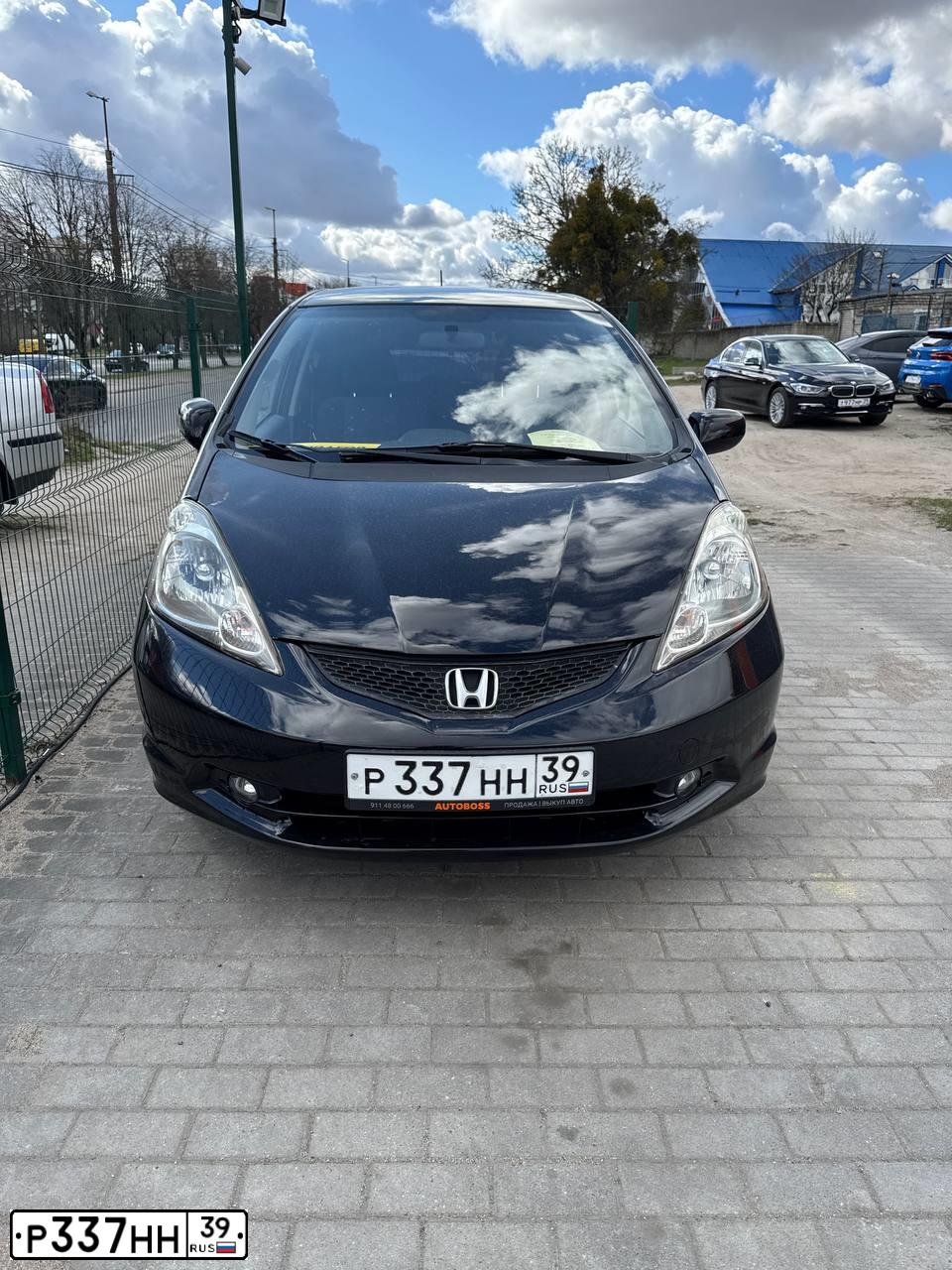 Фото автомобиля ХОНДА FIT, 2010 — госномер Т181НР39. Цвет: ЧЕРНЫЙ