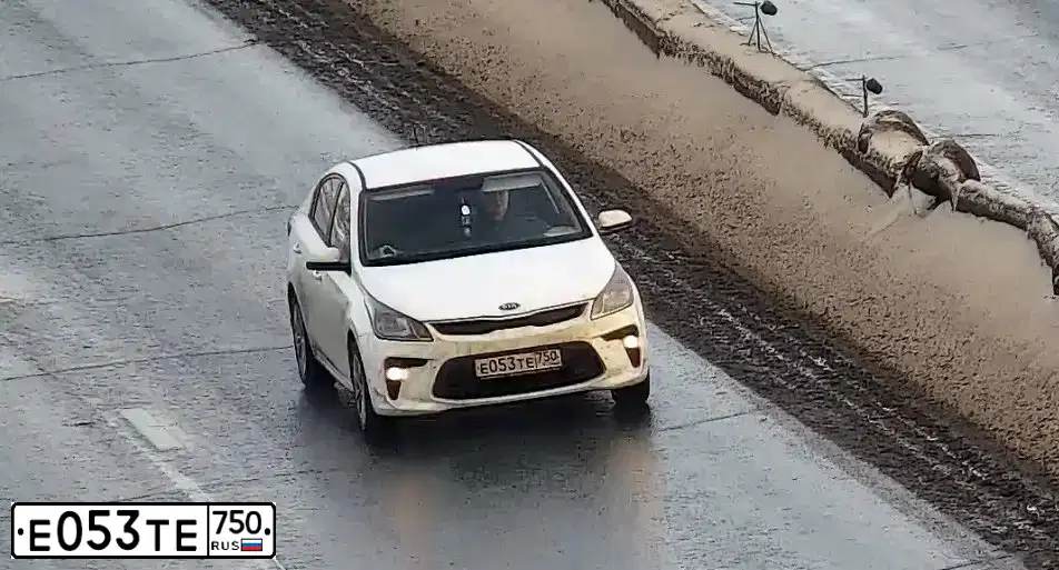 Фото автомобиля KIA RIO, 2018 — госномер Е053ТЕ750. Цвет: БЕЛЫЙ