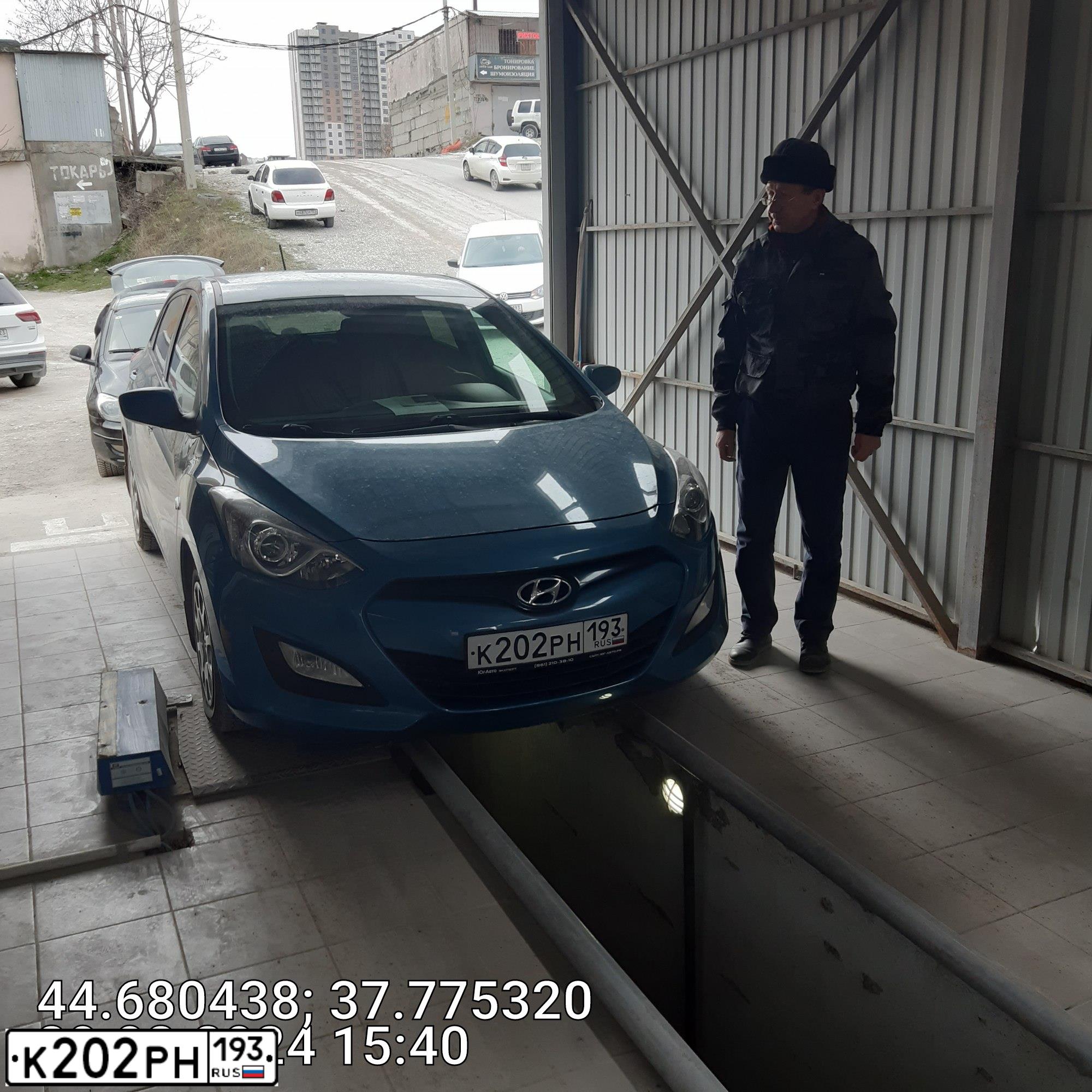Фото автомобиля HYUNDAI I30, 2013 — госномер К202РН193. Цвет: голубой