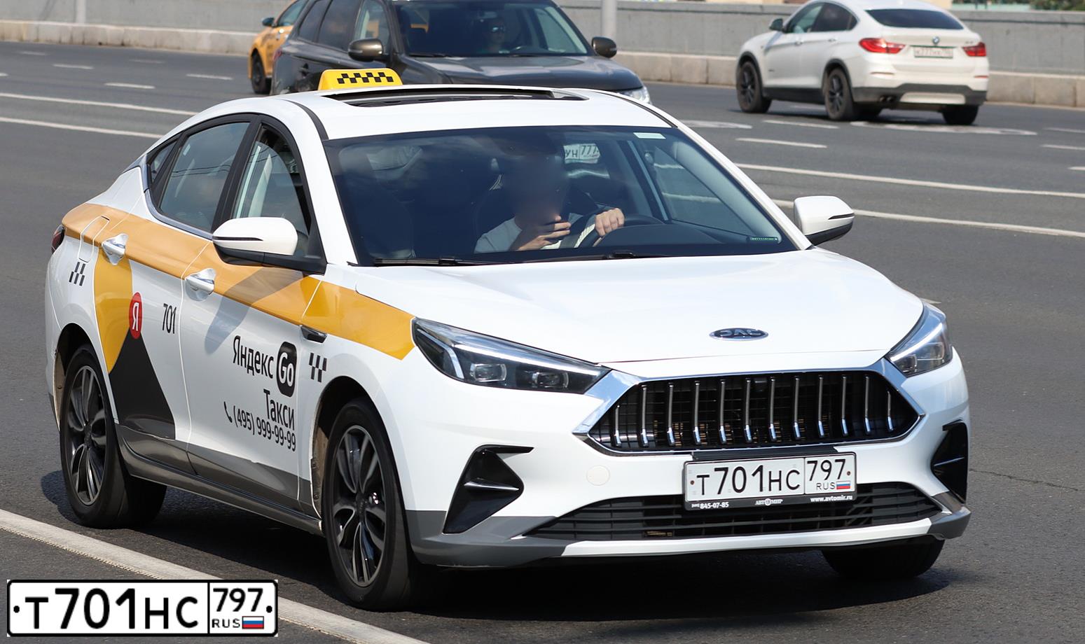 Фото автомобиля JAC J7, 2023 — госномер Т701НС797. Цвет: БЕЛЫЙ-ЖЕЛТЫЙ-СЕРЫЙ
