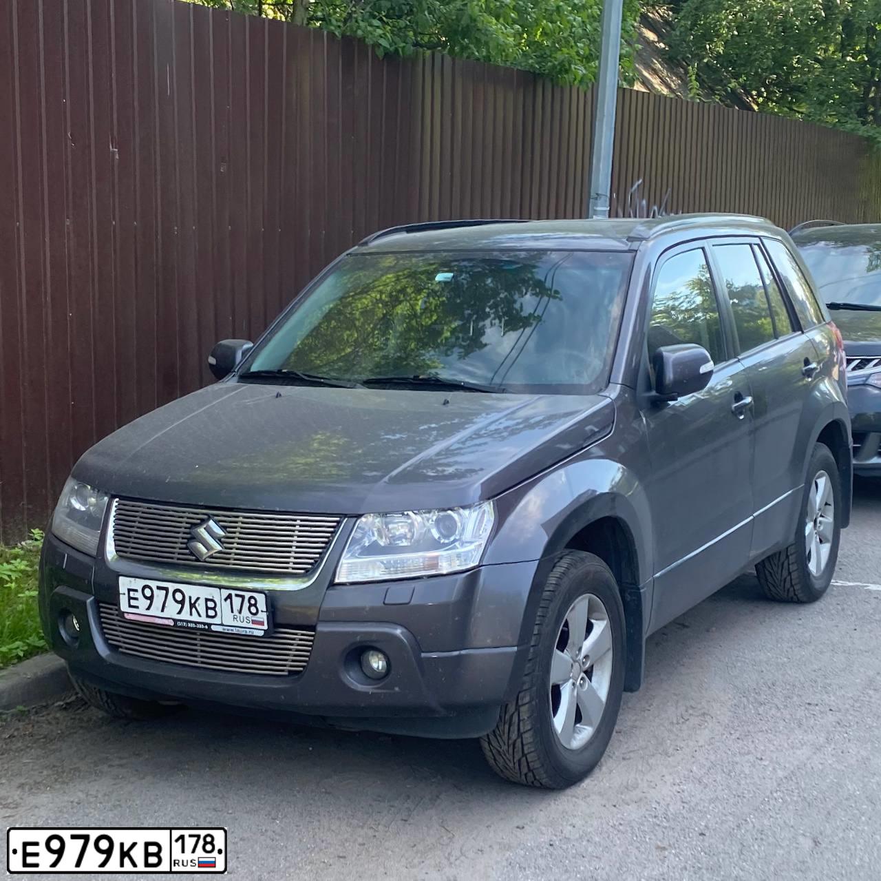Фото автомобиля SUZUKI /GRAND/ VITARA, 2010 — госномер Е979КВ178. Цвет: Серый