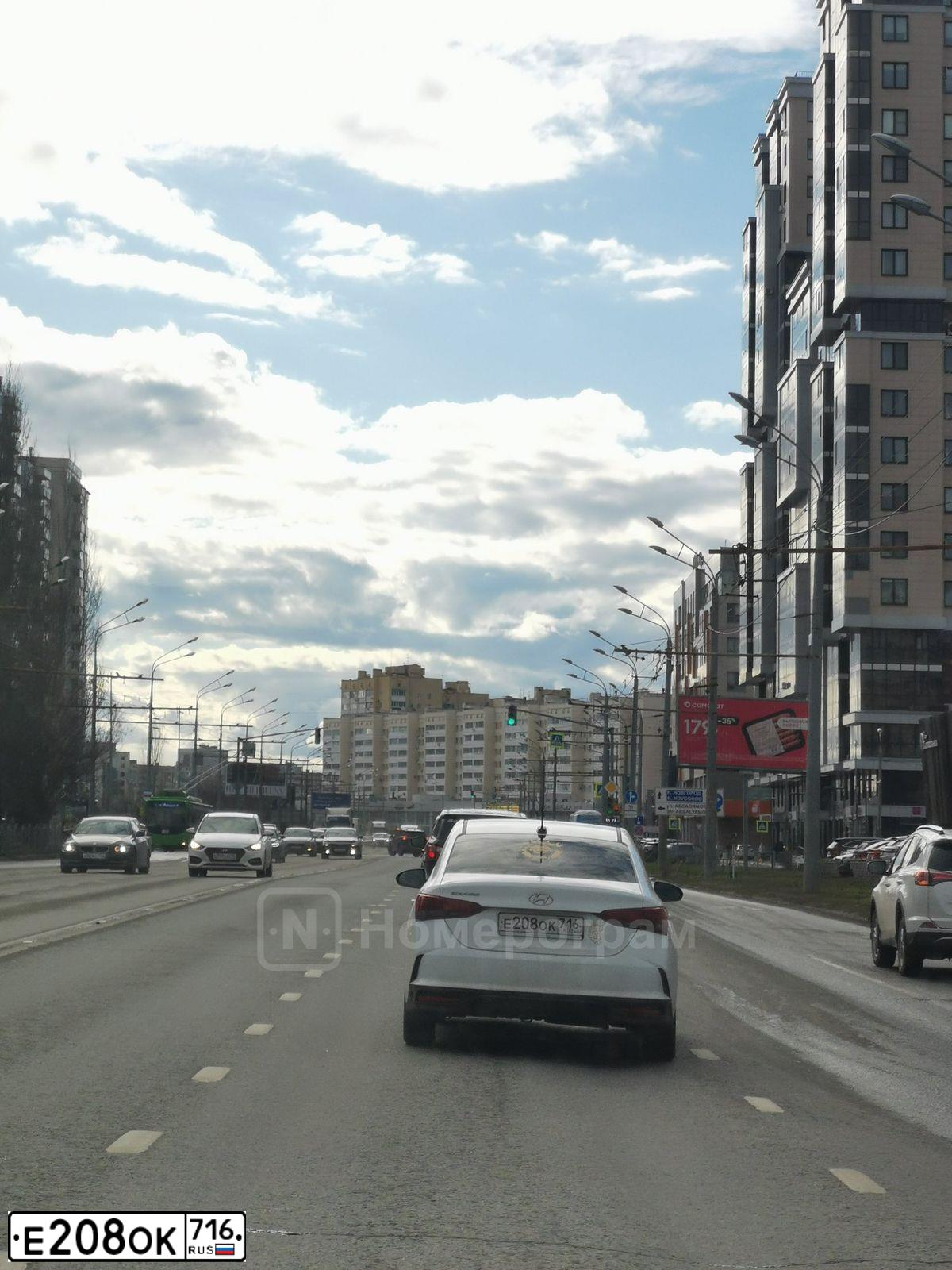 Фото автомобиля HYUNDAI SOLARIS, 2020 — госномер Е208ОК716. Цвет: Белый