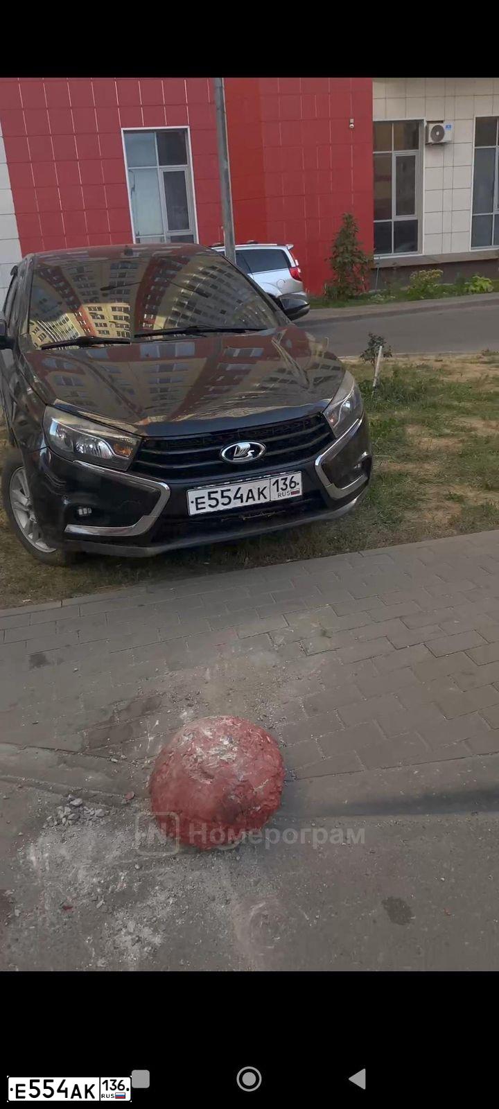 Фото автомобиля LADA VESTA, 2015 — госномер Е554АК136. Цвет: ЧЕРНЫЙ