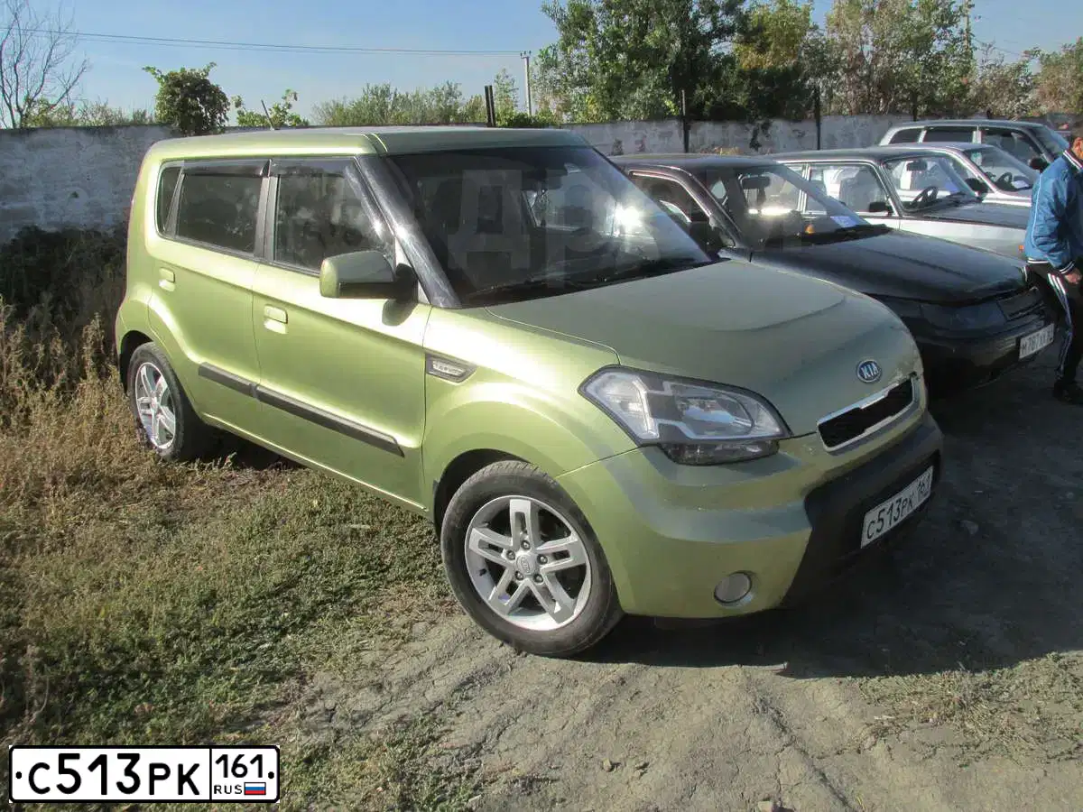 Фото автомобиля KIA SOUL, 2009 — госномер С513РК161. Цвет: СВЕТЛО-ОЛИВКОВЫЙ