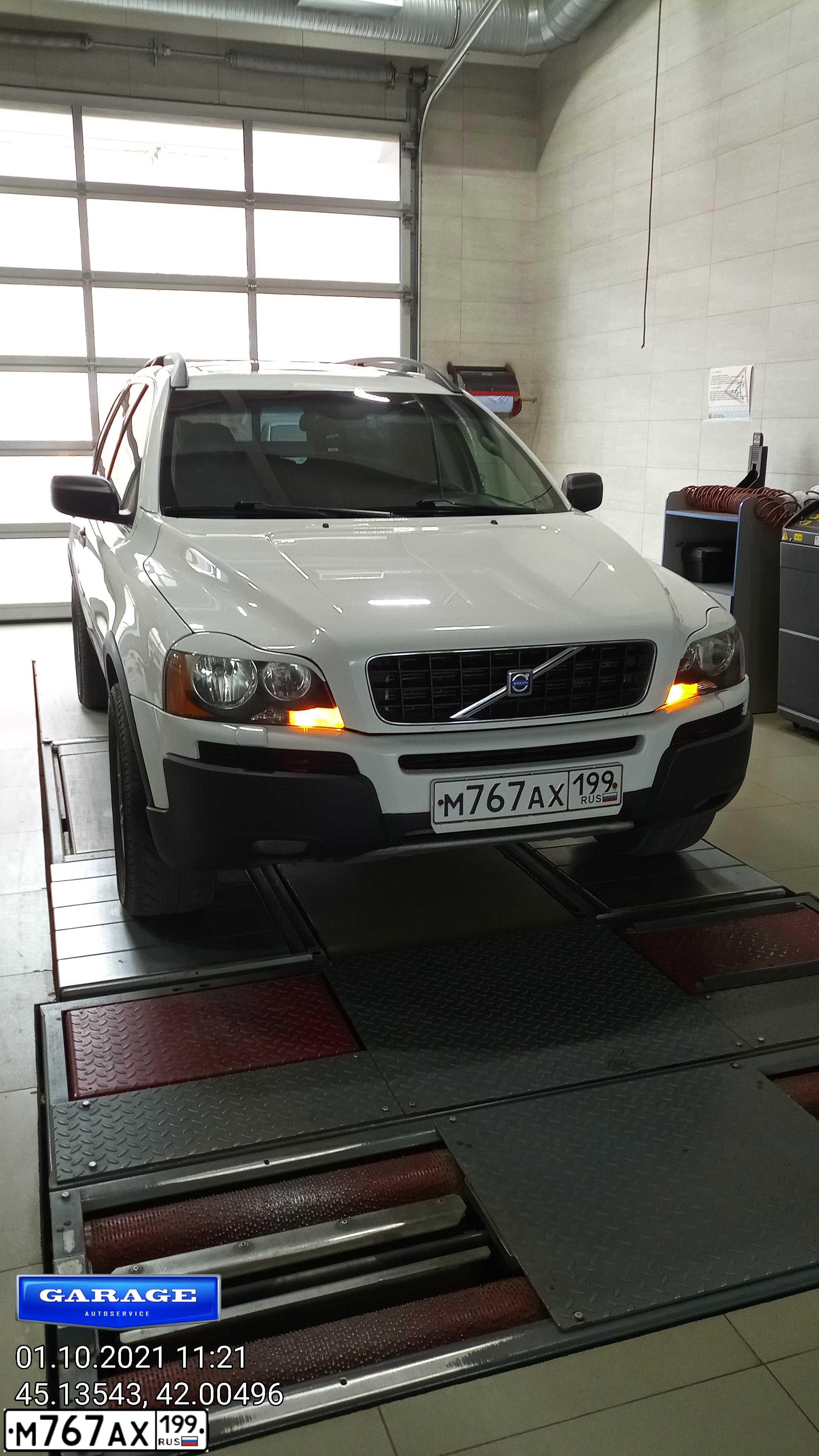 Фото автомобиля VOLVO XC90, 2004 — госномер Е106ОМ51. Цвет: Белый