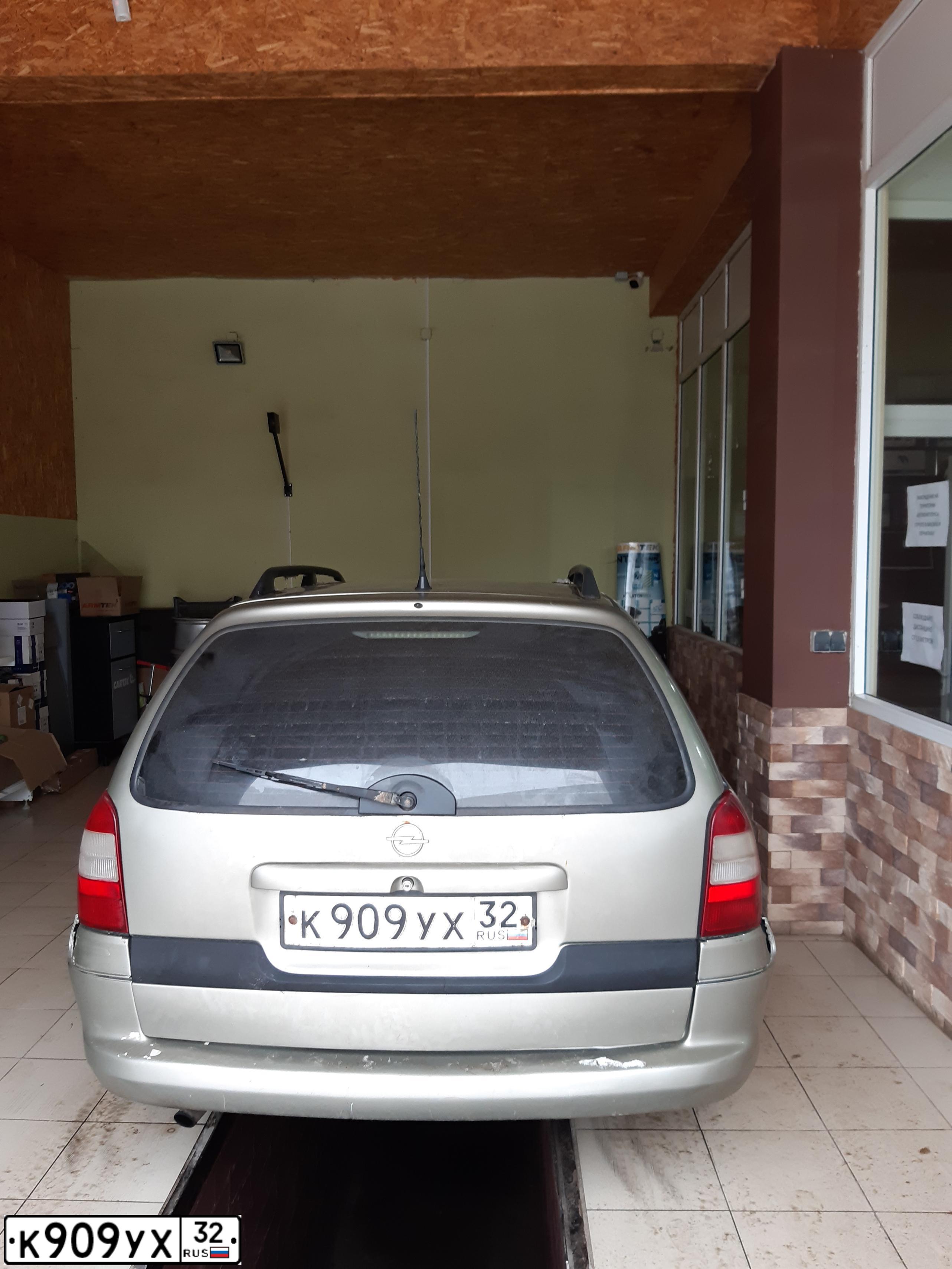 Фото автомобиля OPEL VECTRA, 1998 — госномер Х103СС790. Цвет: СЕРЫЙ