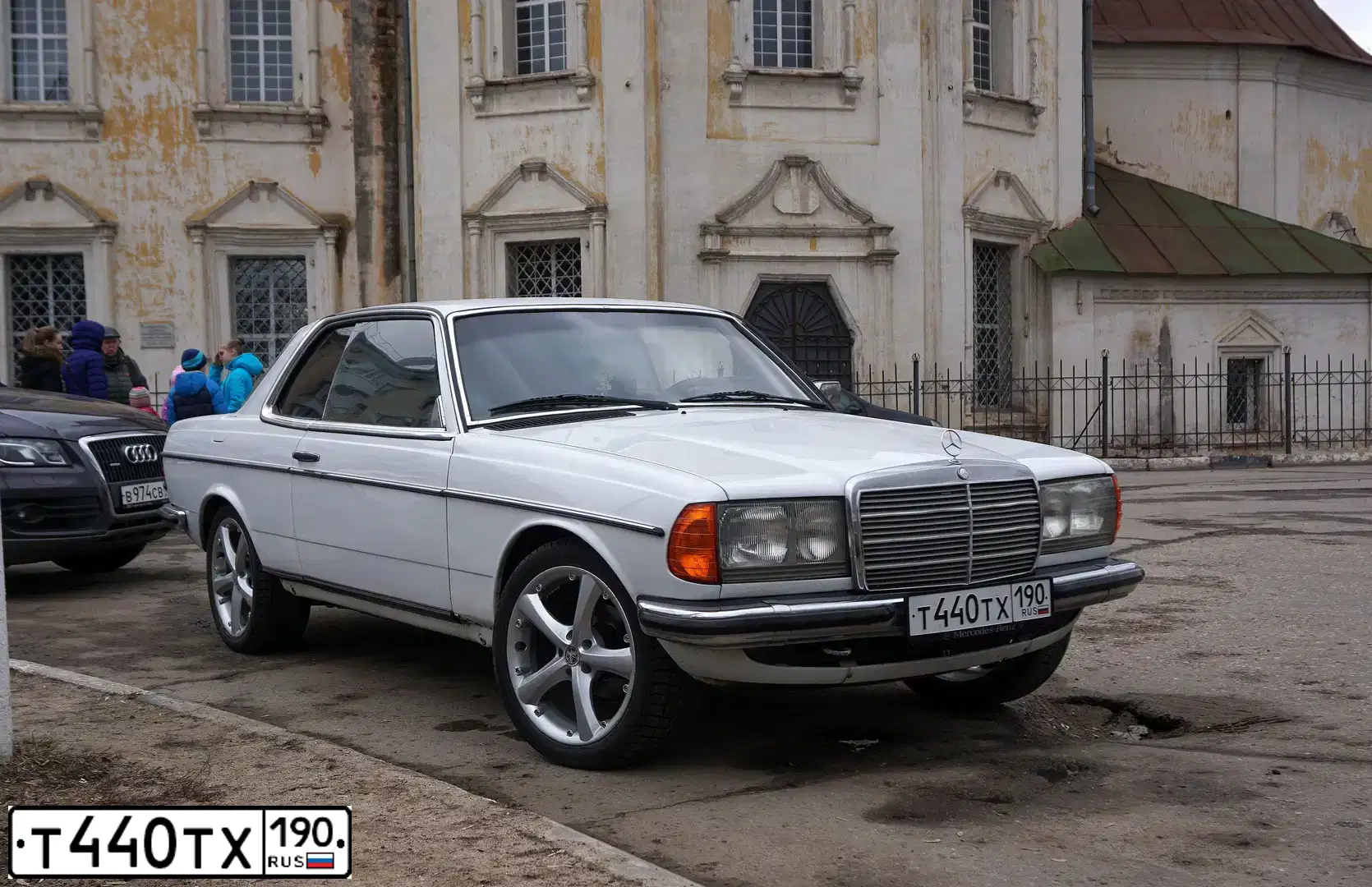 Фото автомобиля MERCEDES E-KLASSE, 1982 — госномер С039СК69. Цвет: Белый