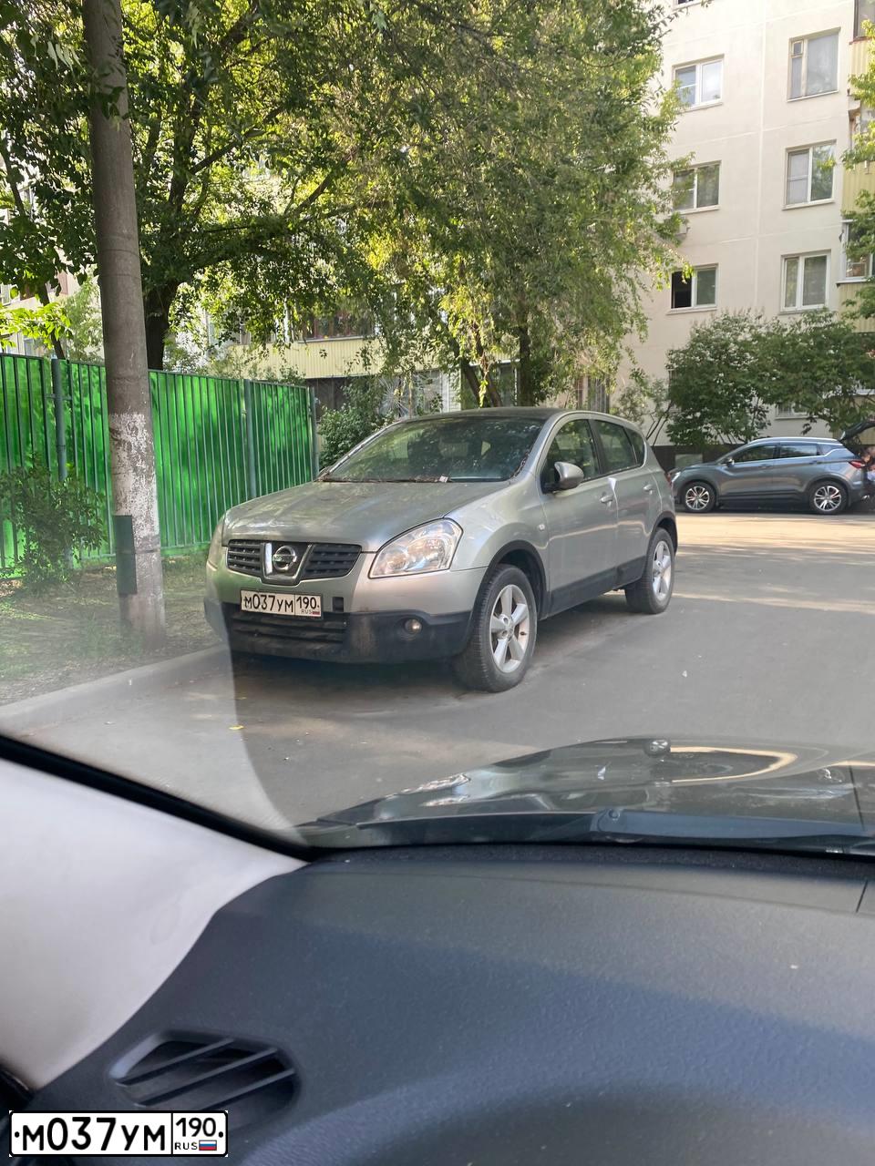 Фото автомобиля NISSAN QASHQAI, 2008 — госномер М037УМ190. Цвет: СЕРЕБРИСТЫЙ