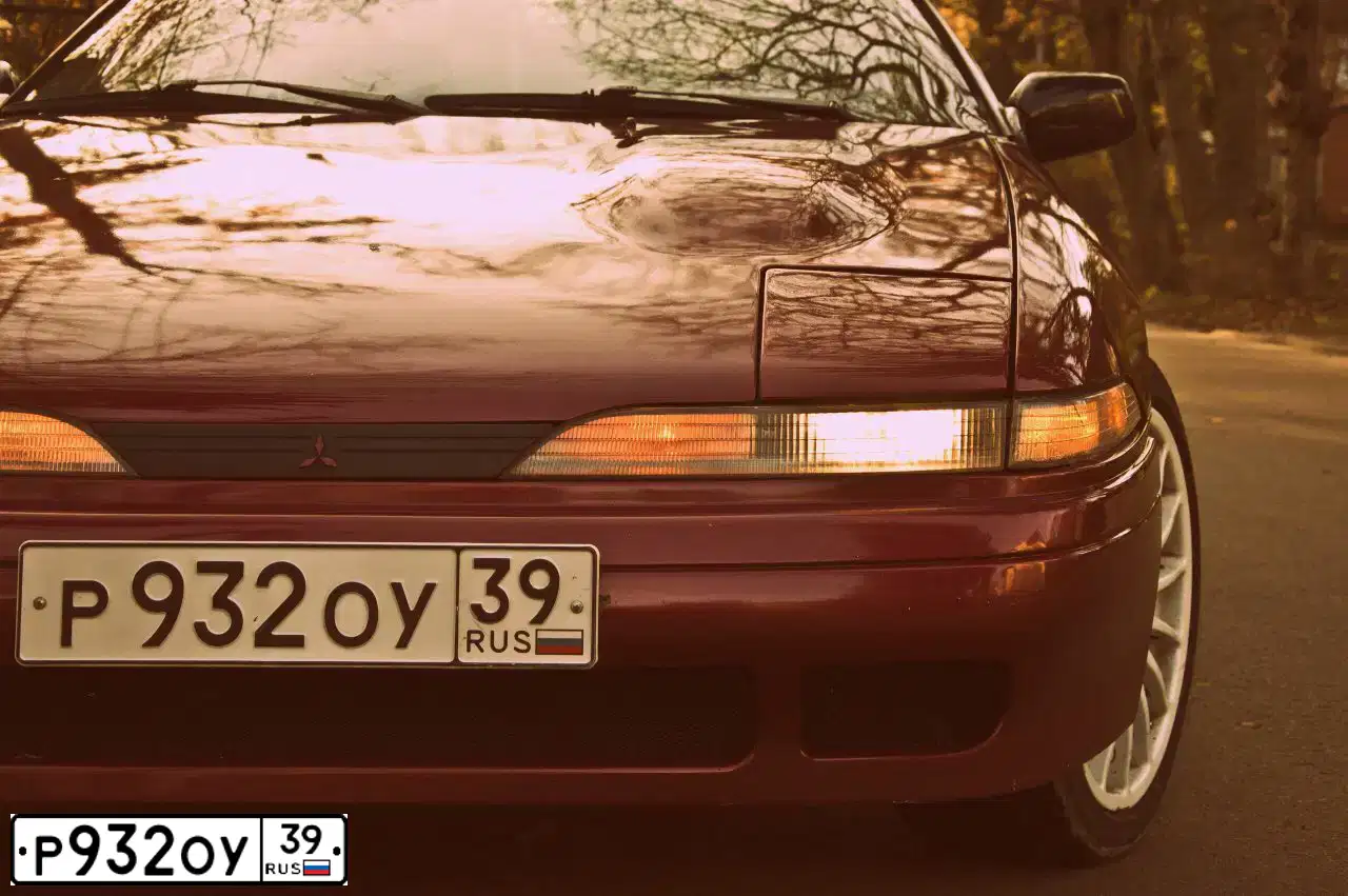 Фото автомобиля MITSUBISHI ECLIPSE, 1990 — госномер Р932ОУ39. Цвет: Красный